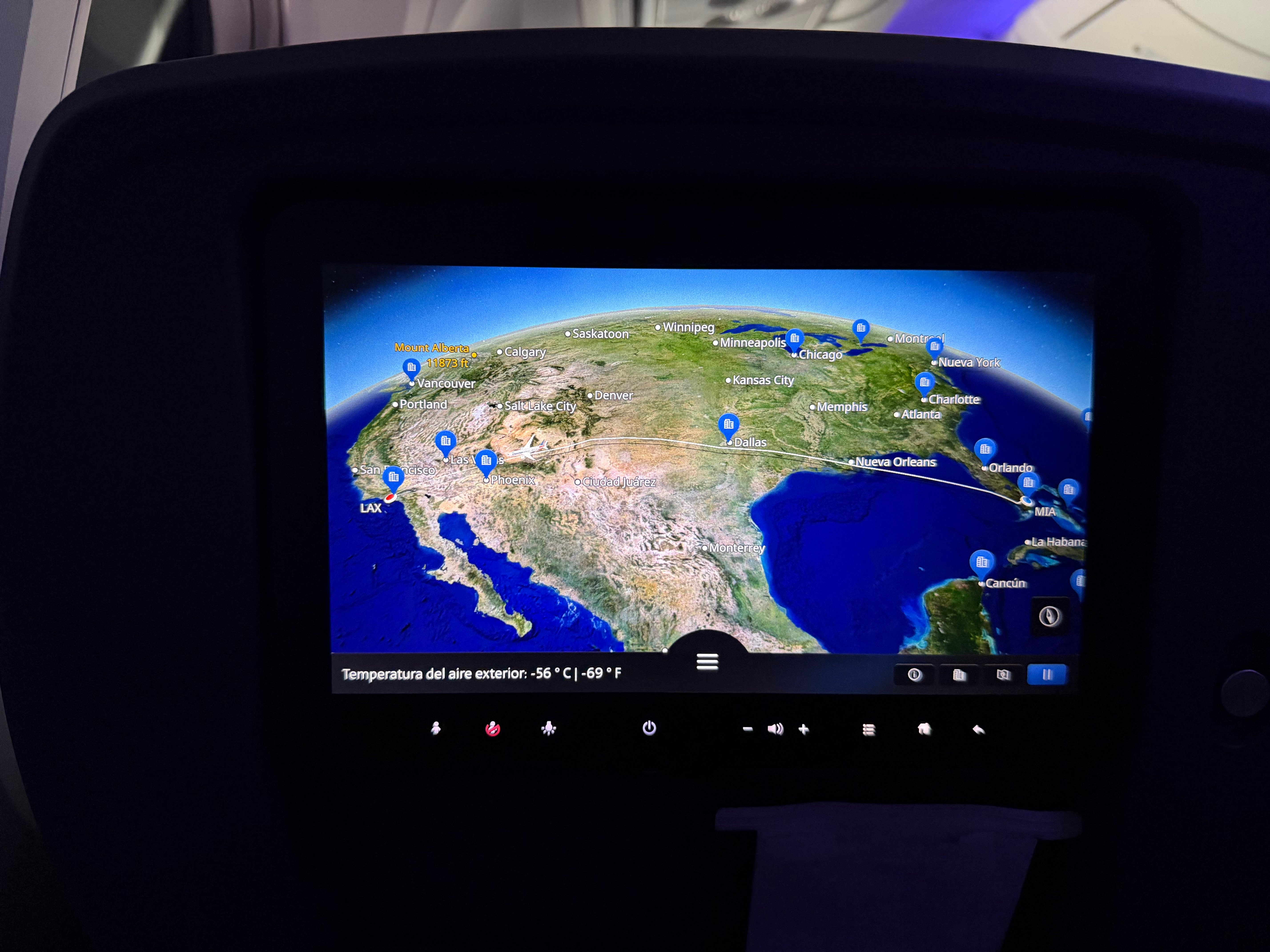 Moving map showing the American 787-8 crossing the United States toward Los Angeles.