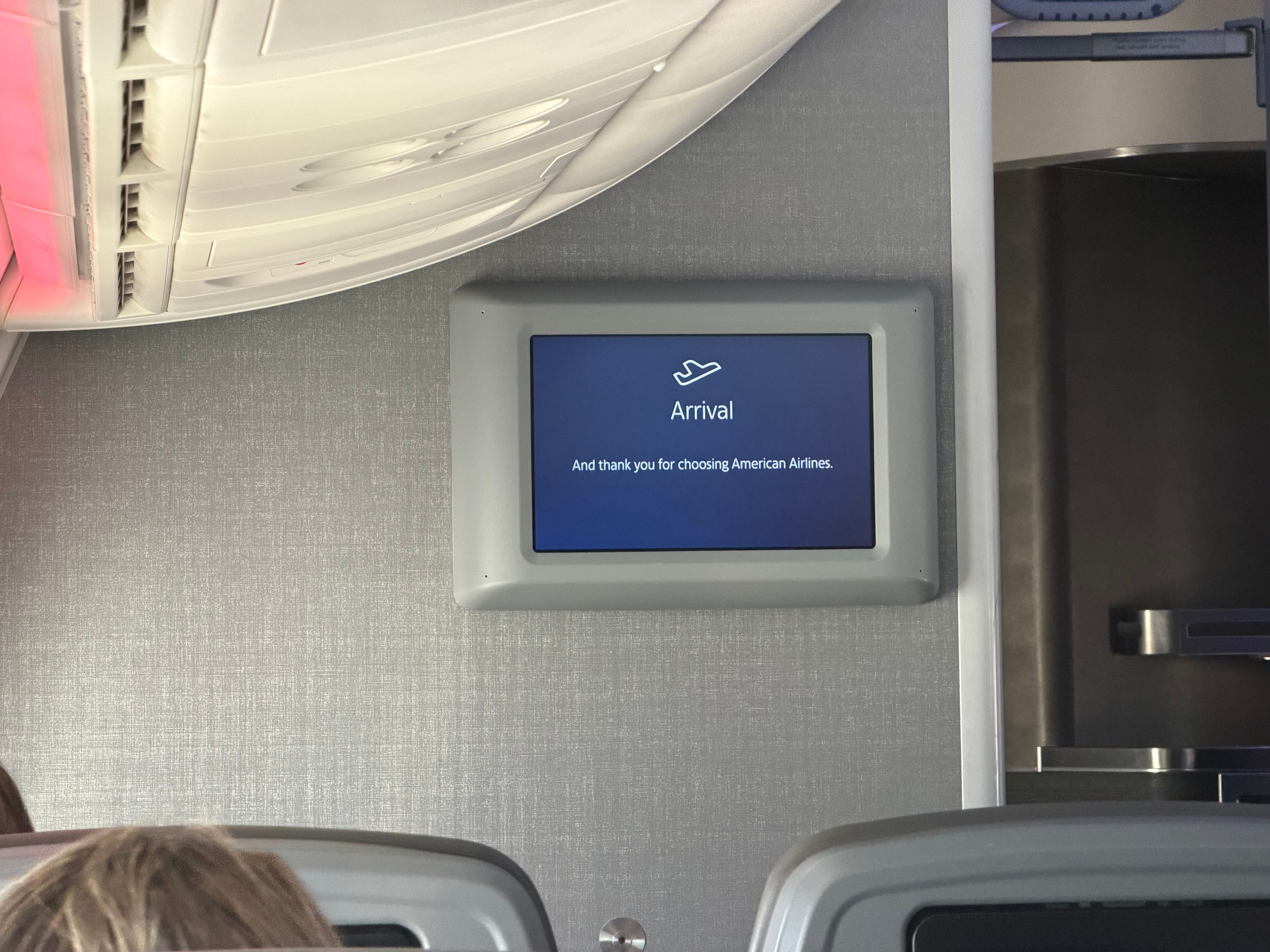 Arrival message on the American Airlines Boeing 787-8 bulkhead screen.