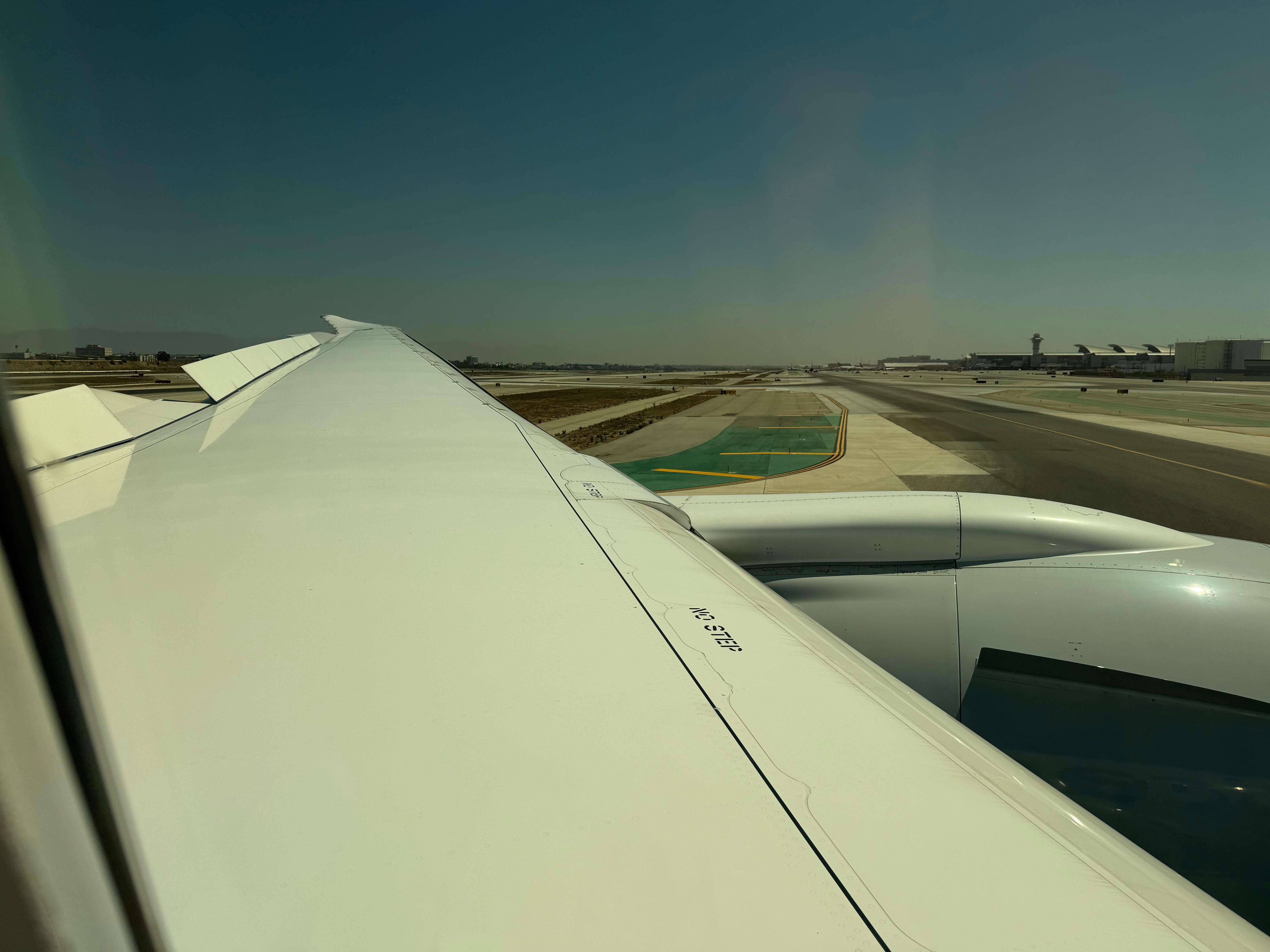 American Airlines Boeing 787-8 wing while taxiing at Los Angeles airport.