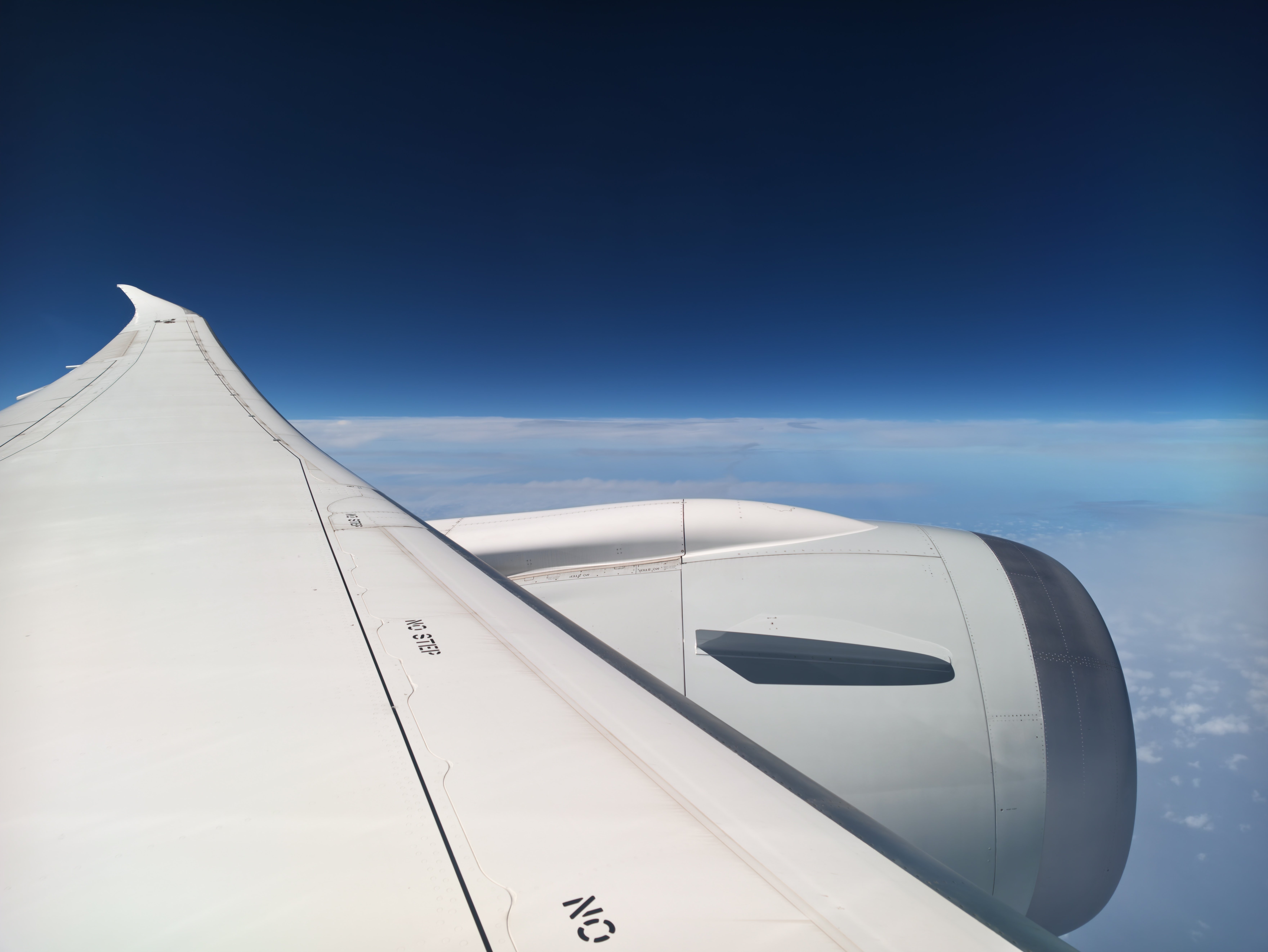 Wing and engine of the American Airlines Boeing 787-8 during the flight to Los Angeles.