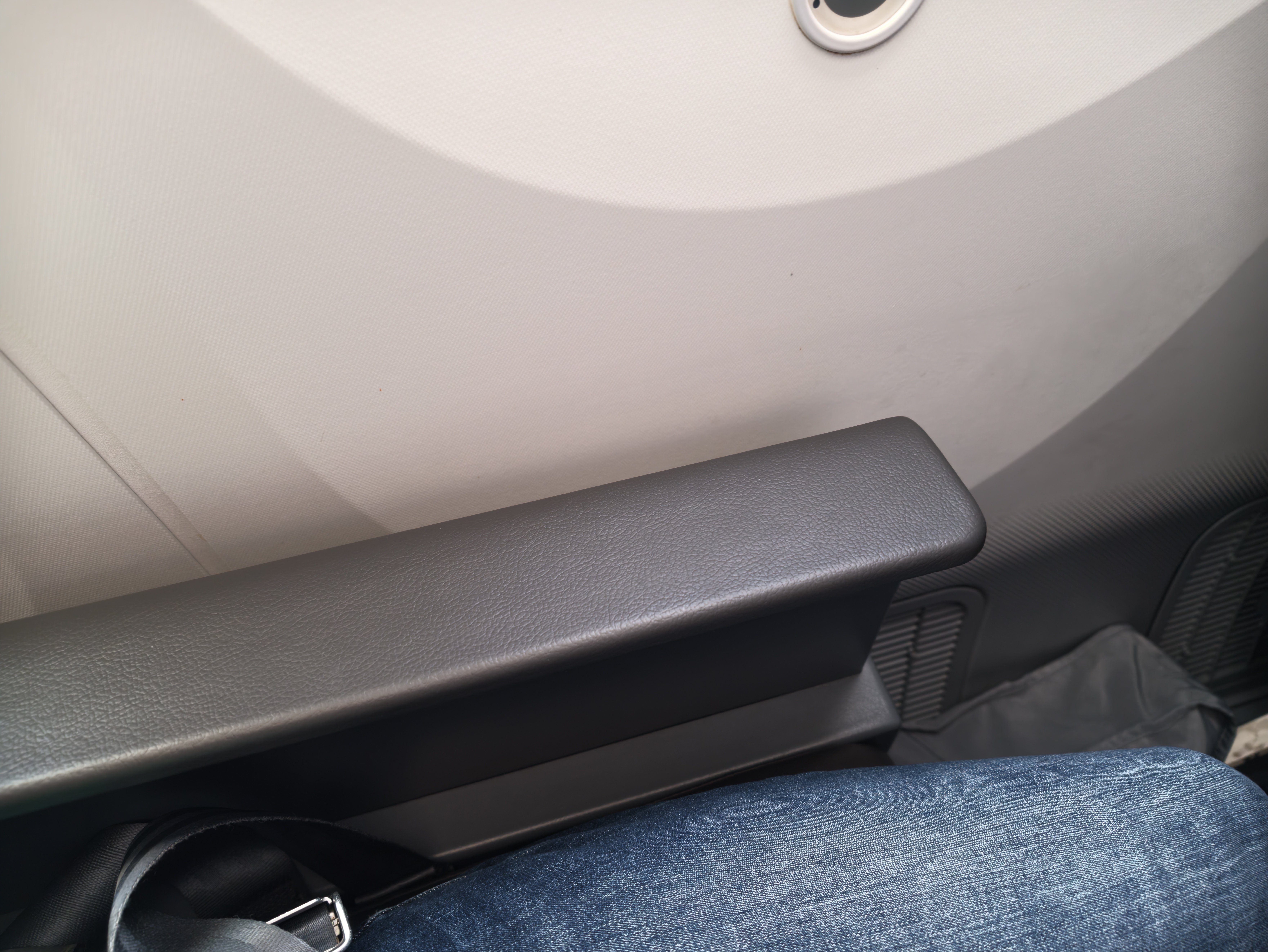 Wide center armrest between two American 787-8 Main Cabin Extra seats.