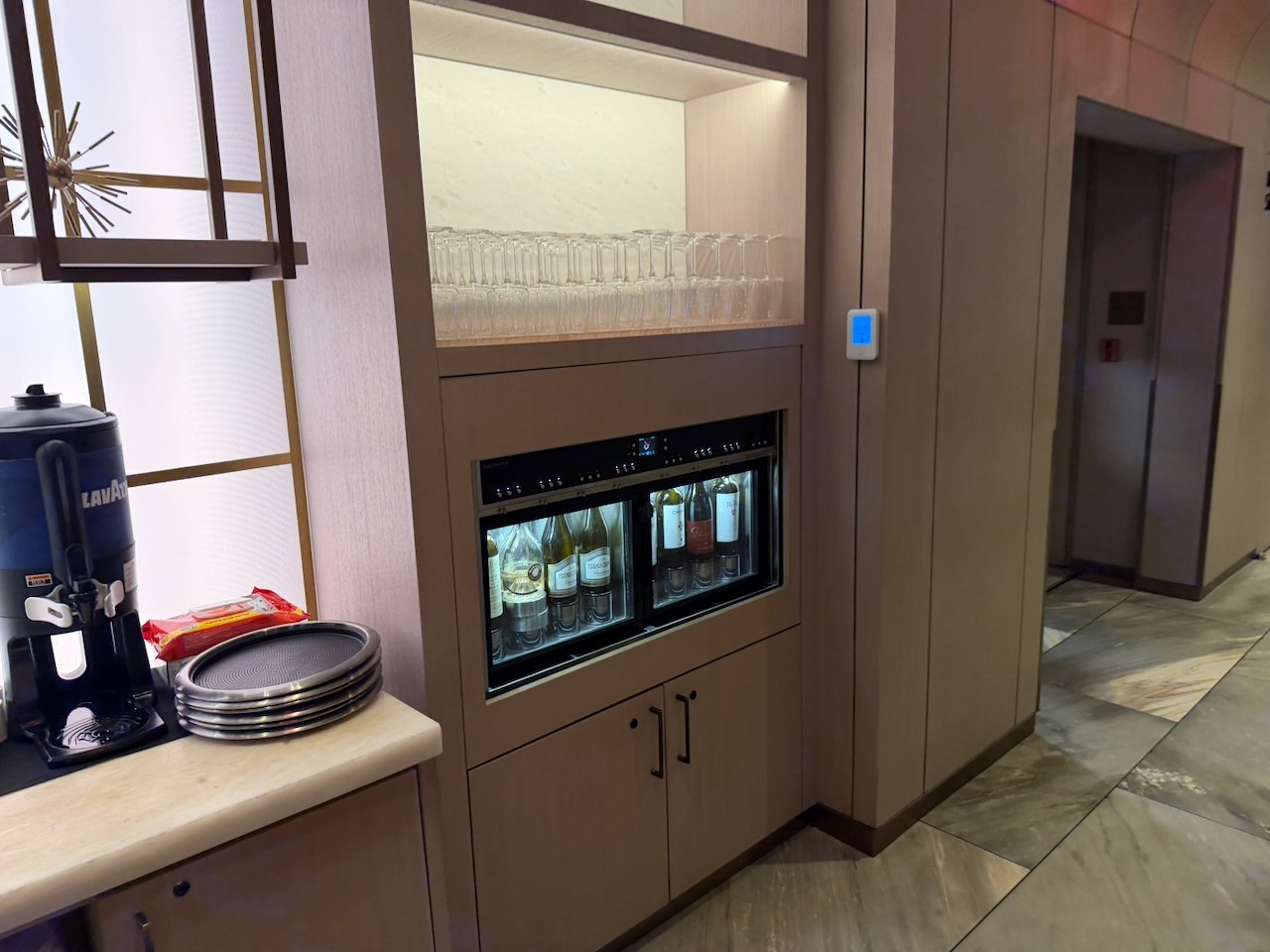 Beverage station at the JFK Chelsea Lounge.