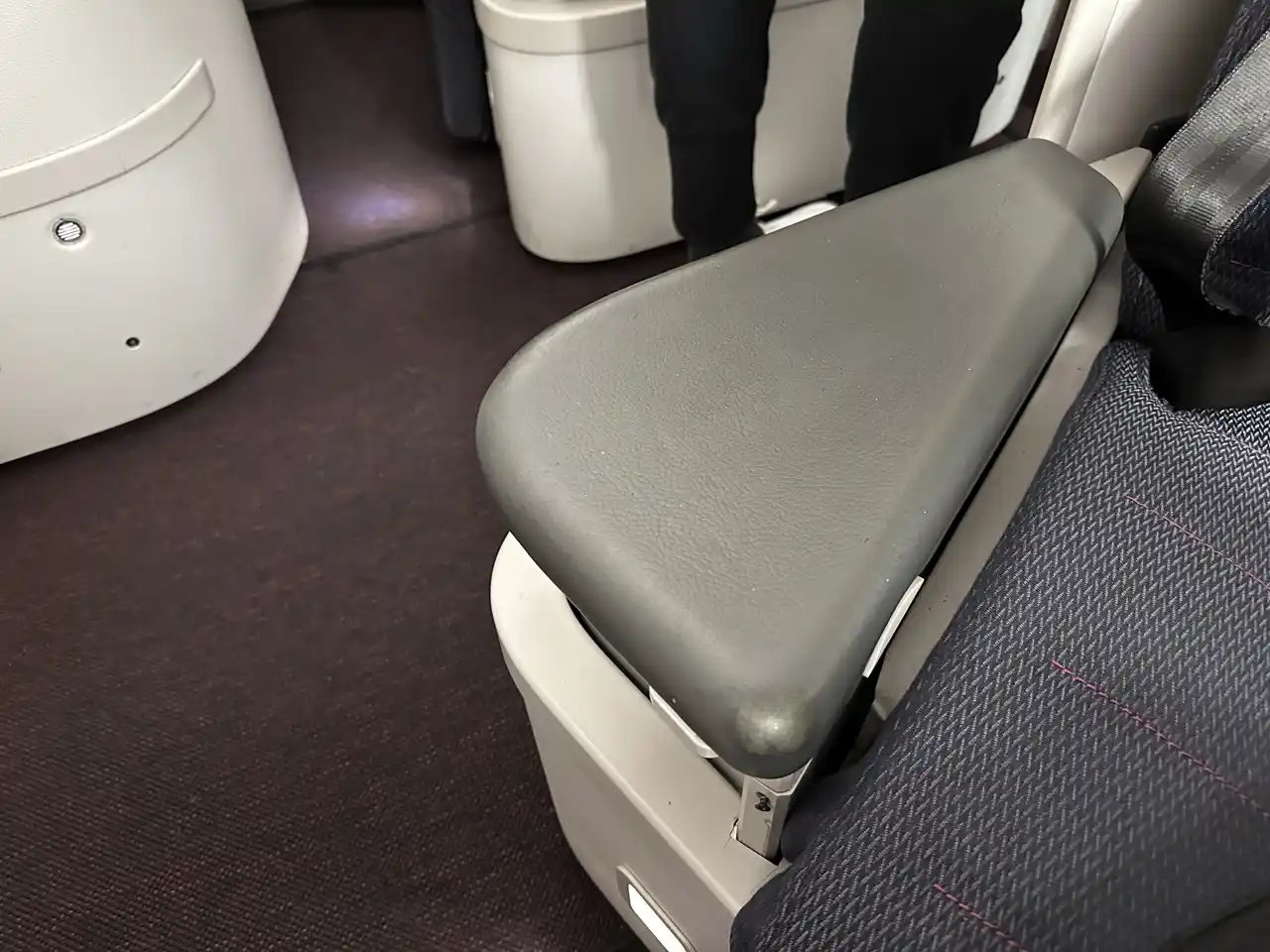 Reposabrazos abatible Clase Business Aeroméxico 787-9