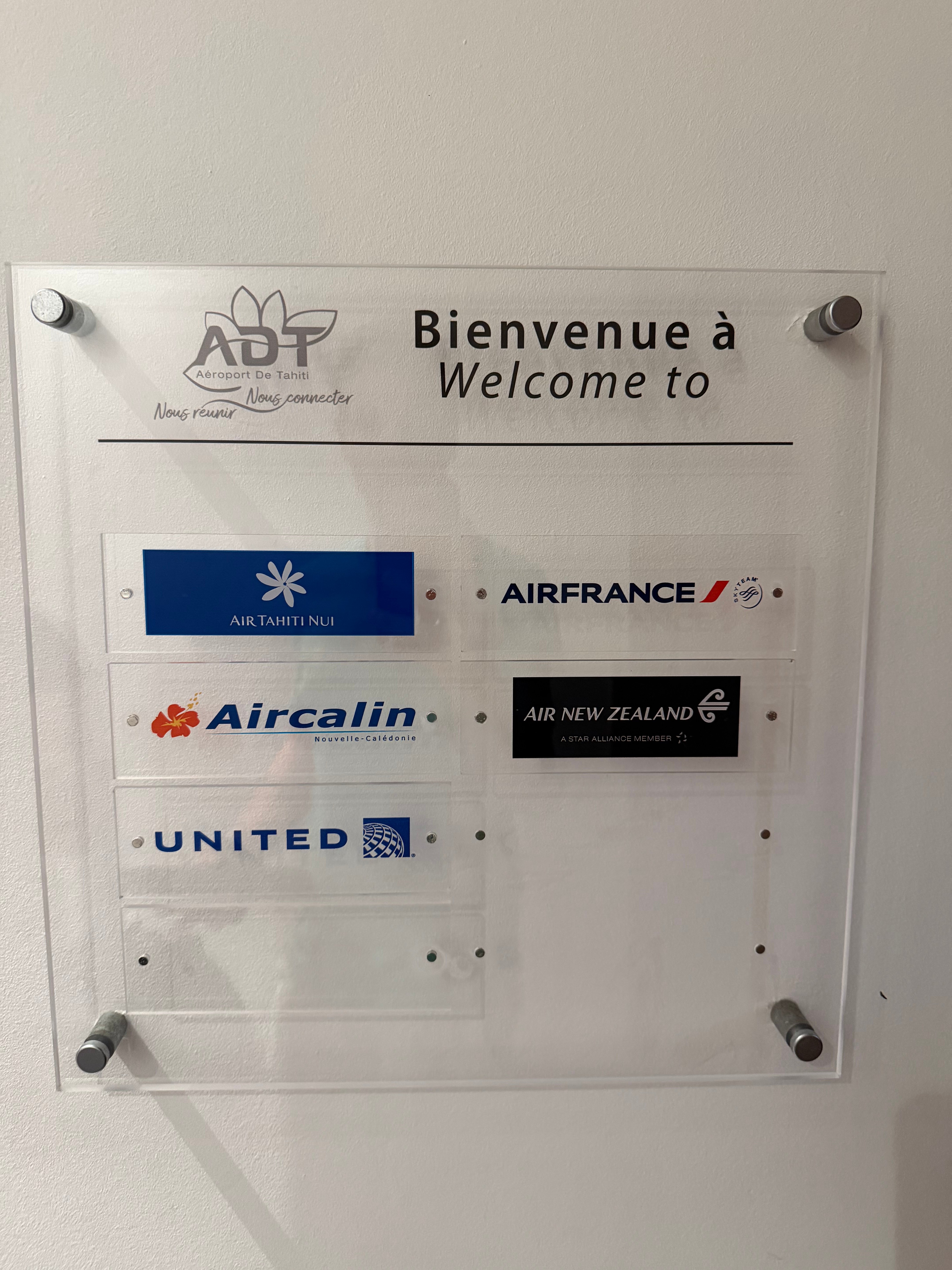 Lounge entrance sign listing Air France and other participating airlines.