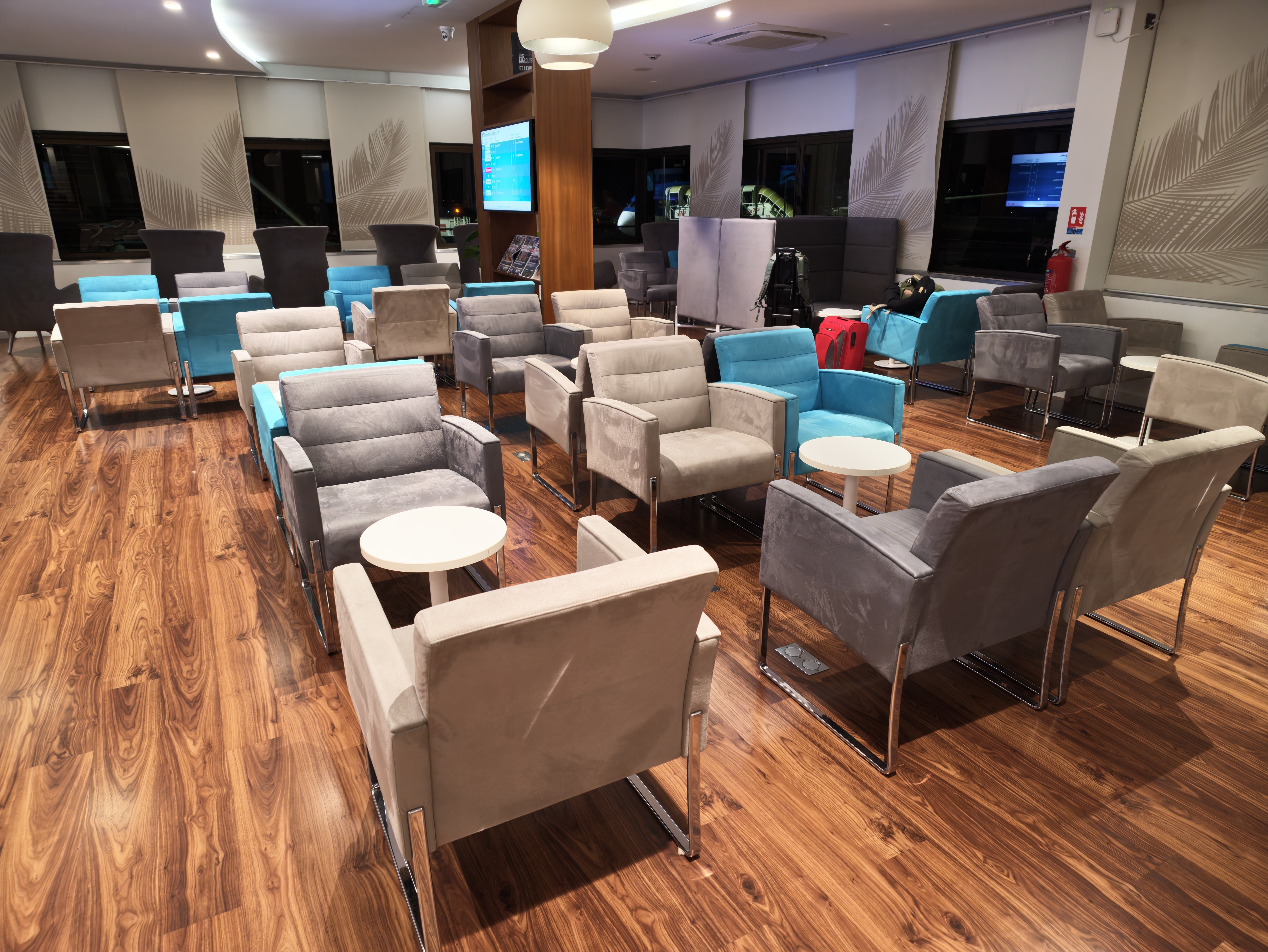 Tables and chairs in the center of the lounge.