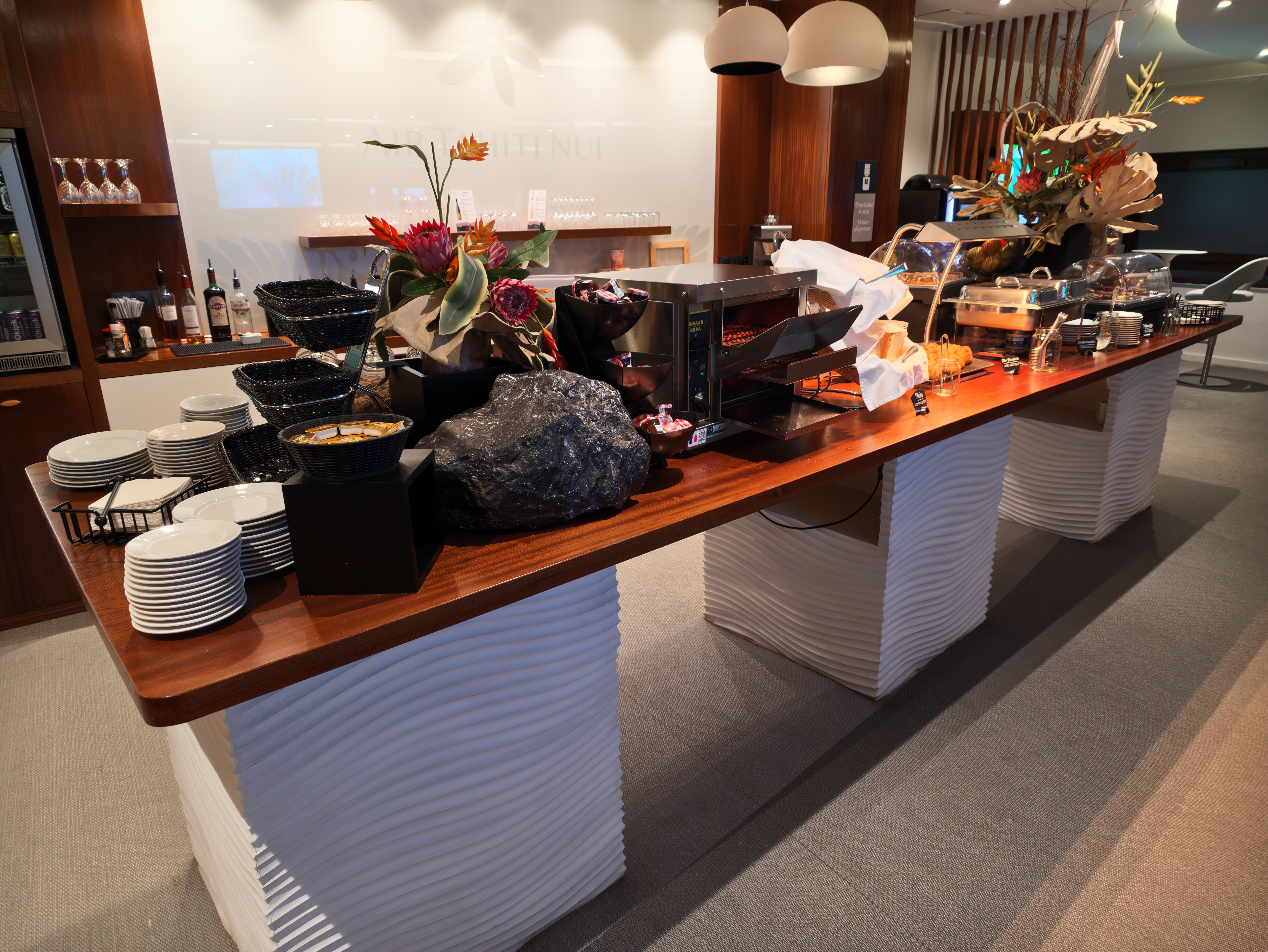 View along the full lounge buffet.