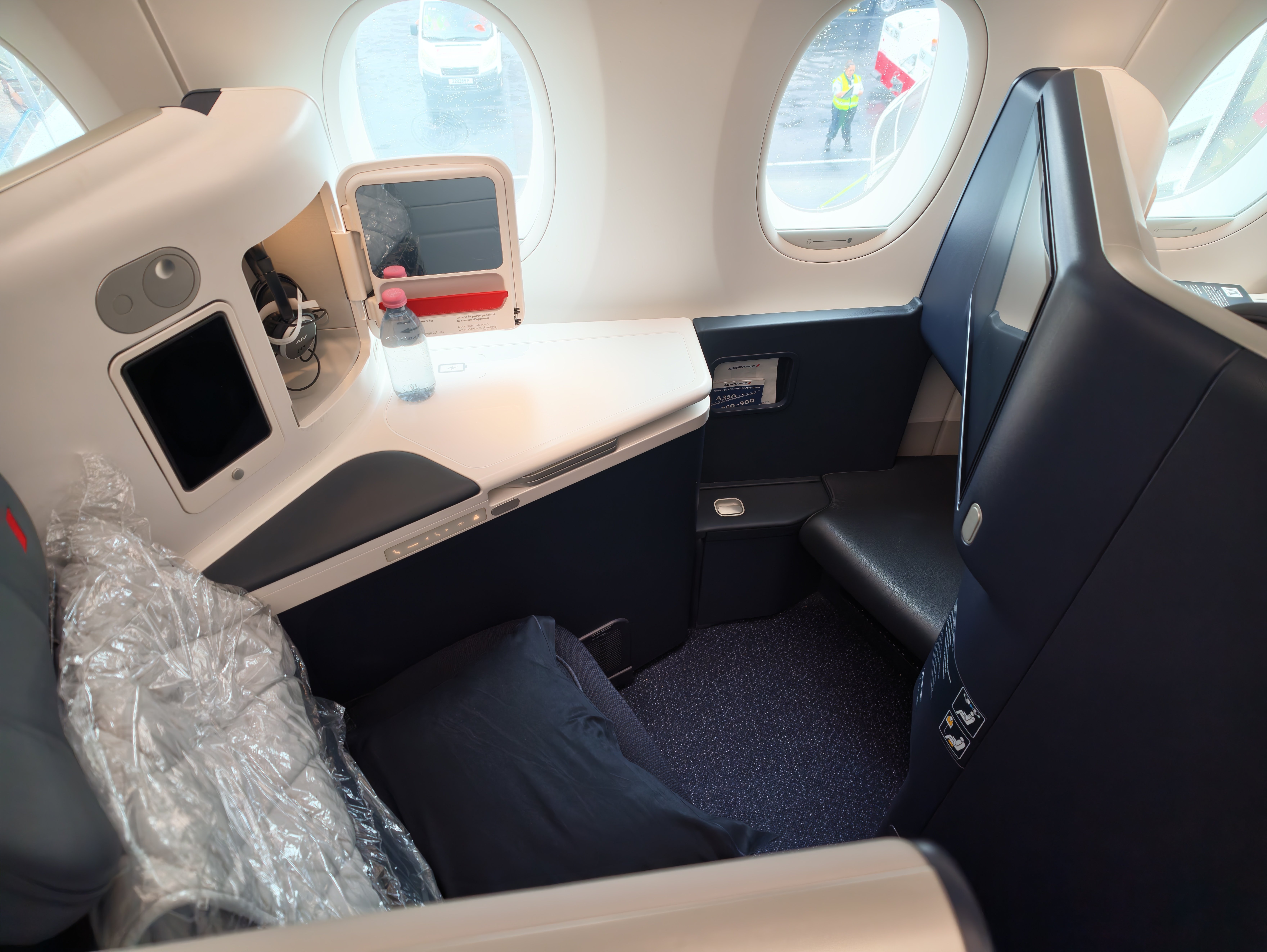 Side view of the suite walls and seat.