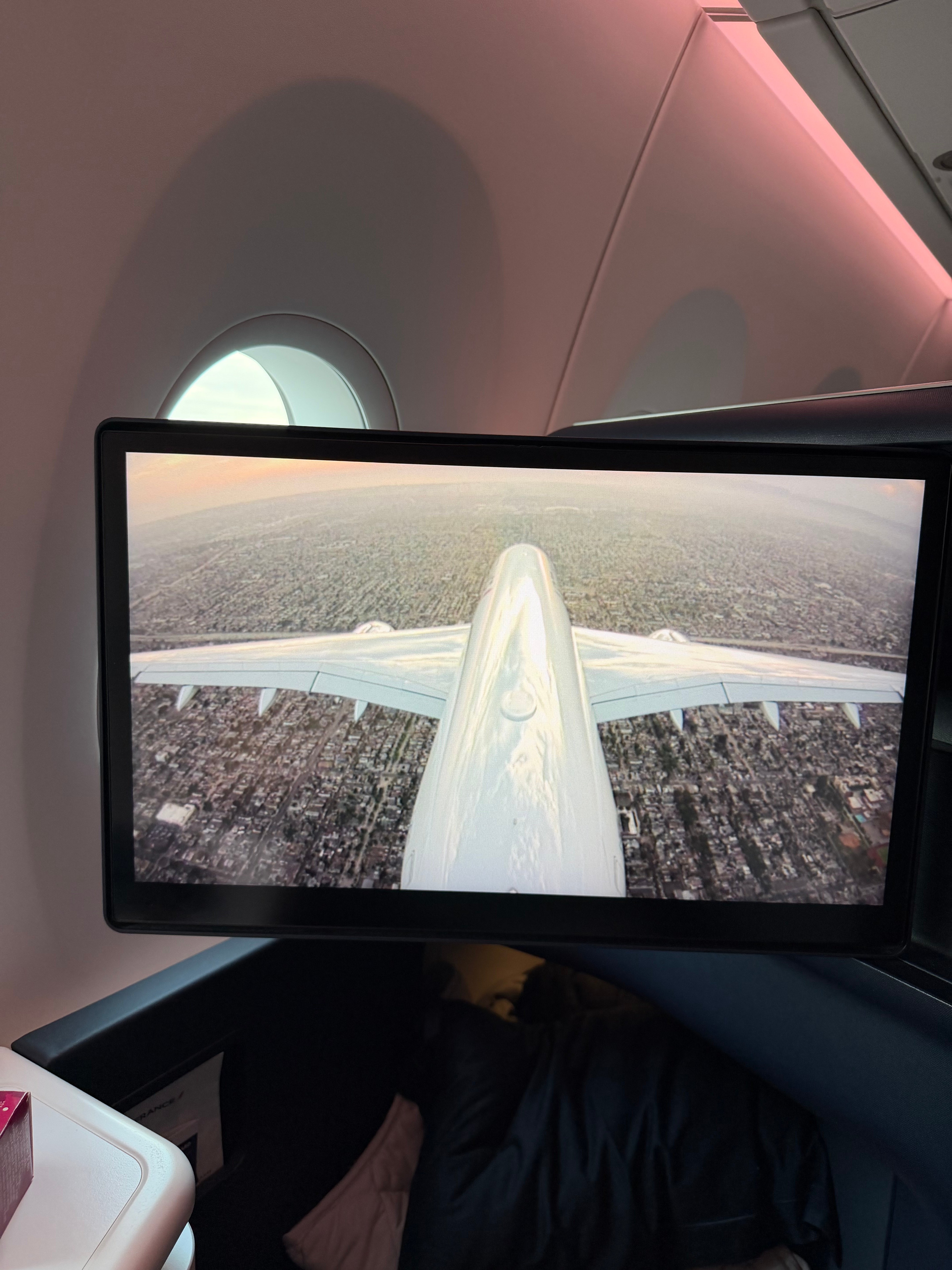 Tail camera showing the approach to LAX.
