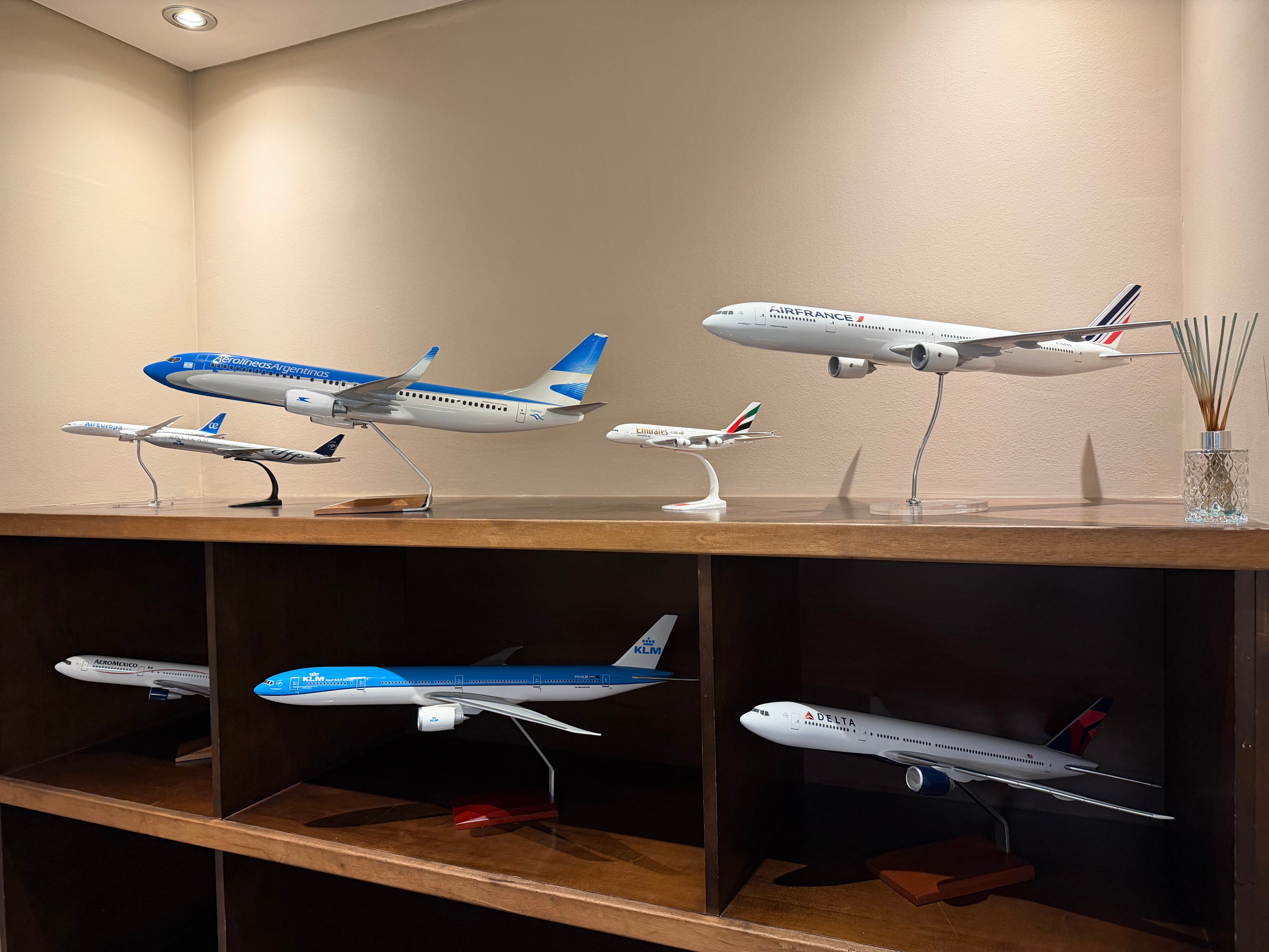 Aerolíneas Argentinas aircraft models displayed inside the Condor Lounge.