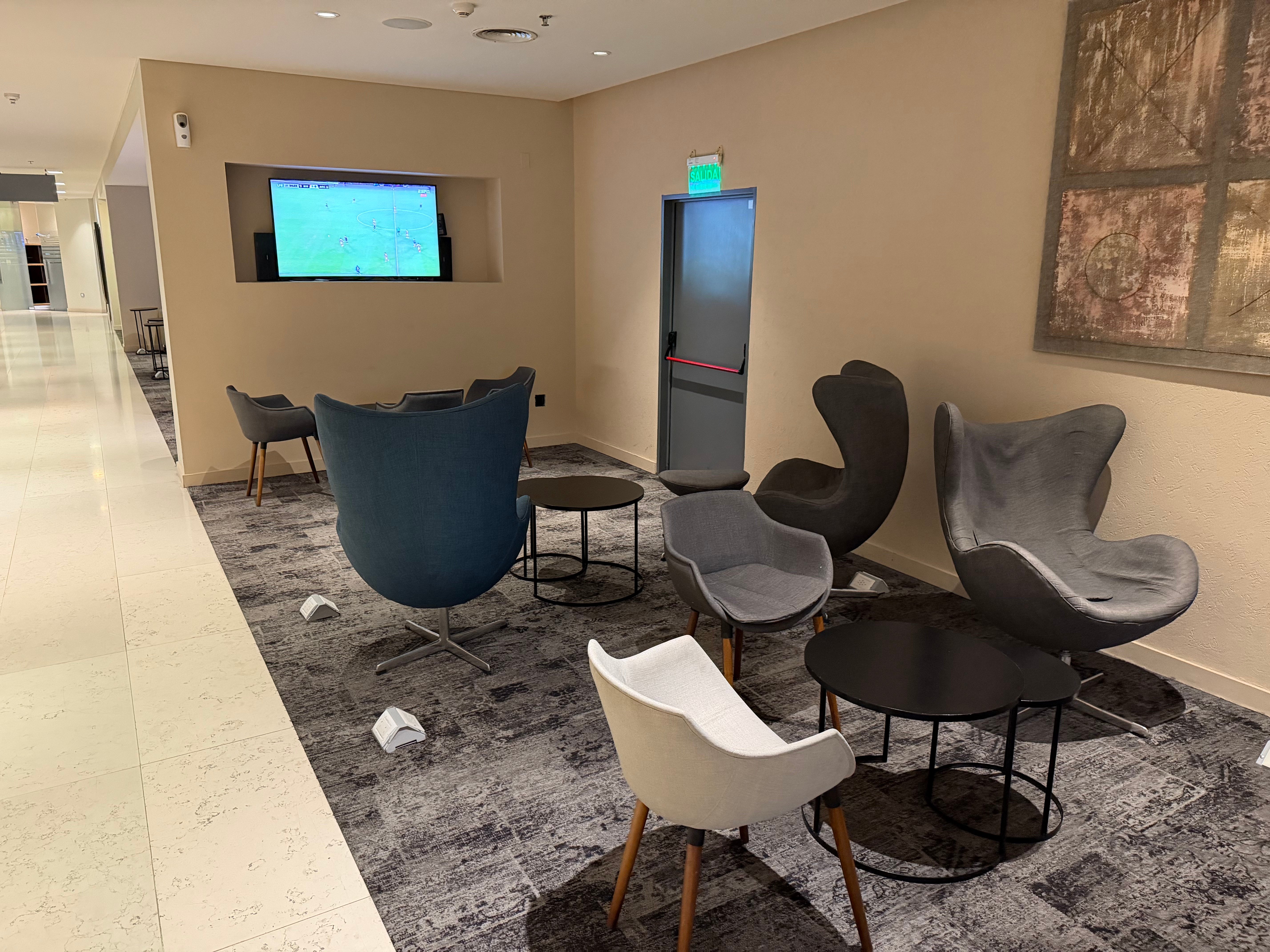Quiet seating area inside the Aerolíneas Argentinas Condor Lounge.
