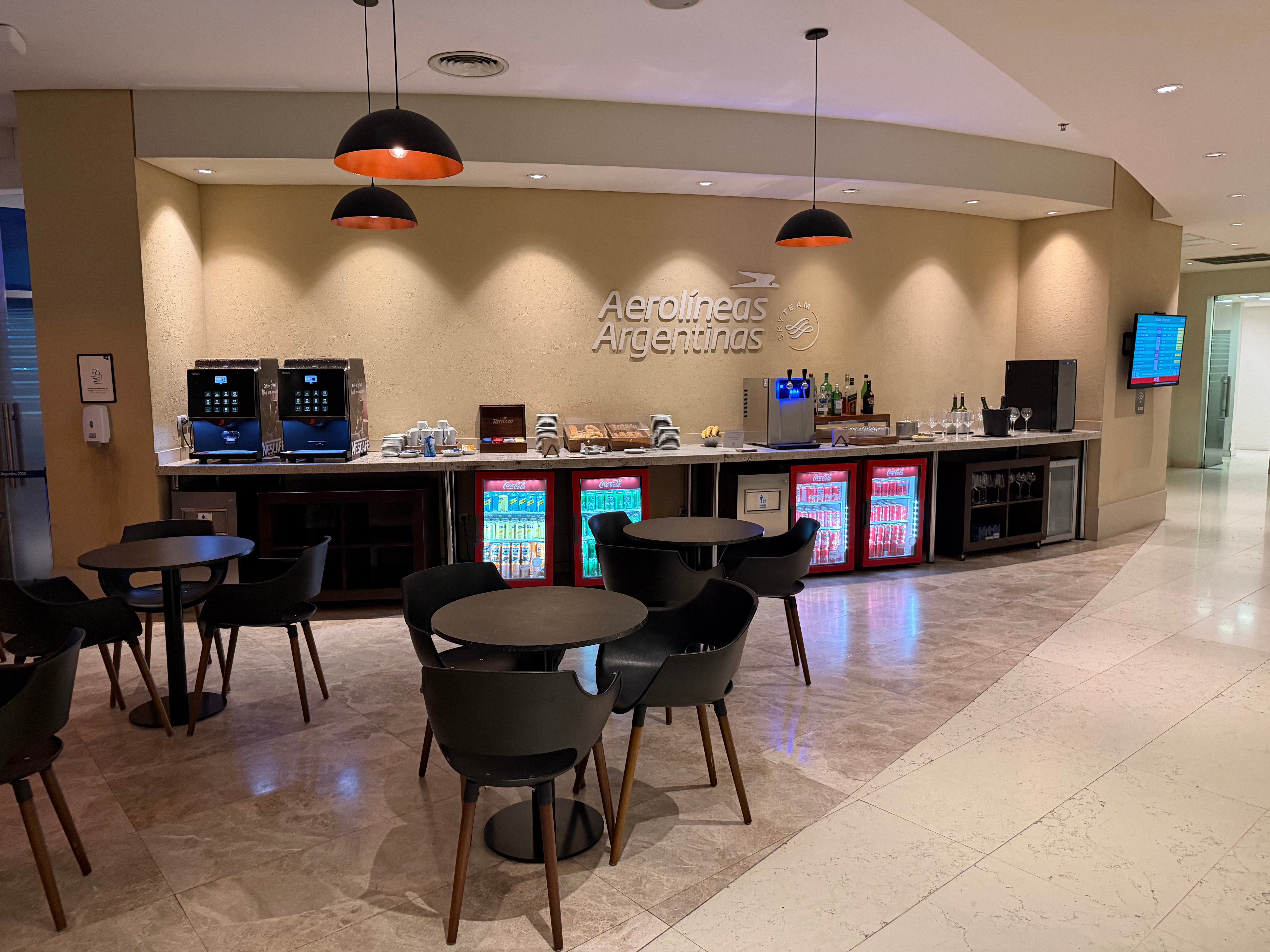 Refreshment and seating area inside the Aerolíneas Argentinas Condor Lounge.