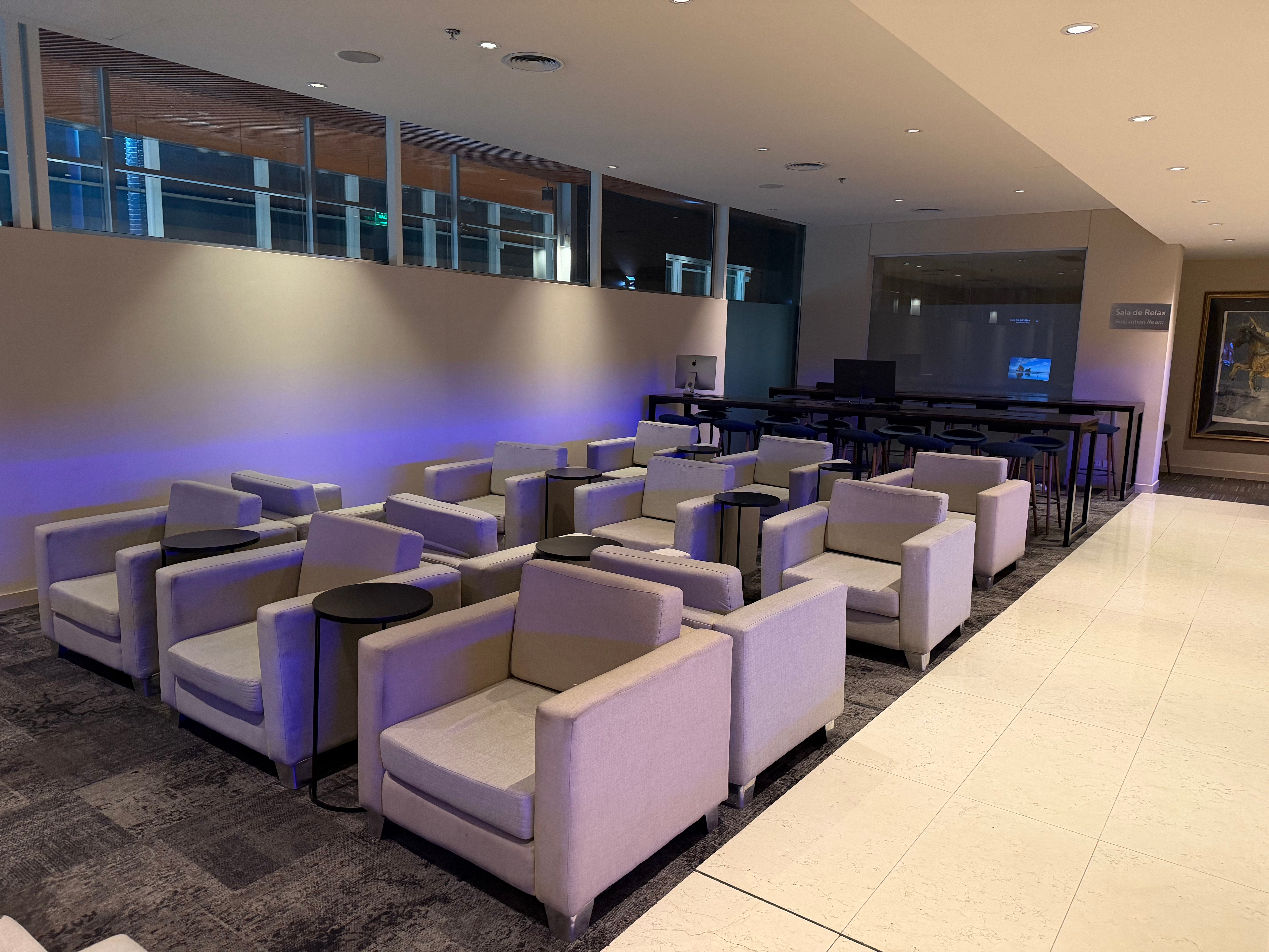 Wide view of the seating inside the Aerolíneas Argentinas Condor Lounge.