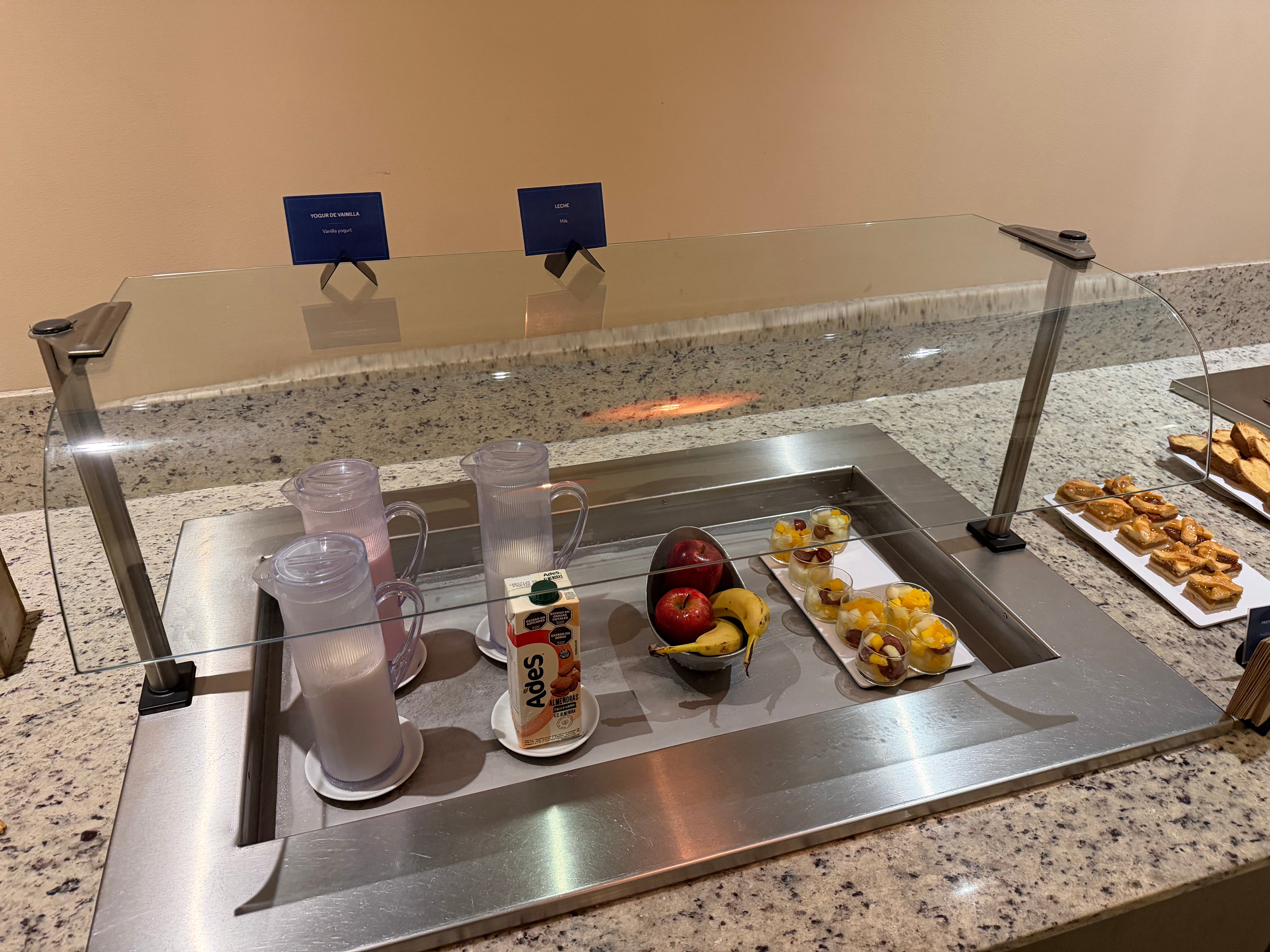Juice and fruit selection at the Aerolíneas Argentinas Condor Lounge.