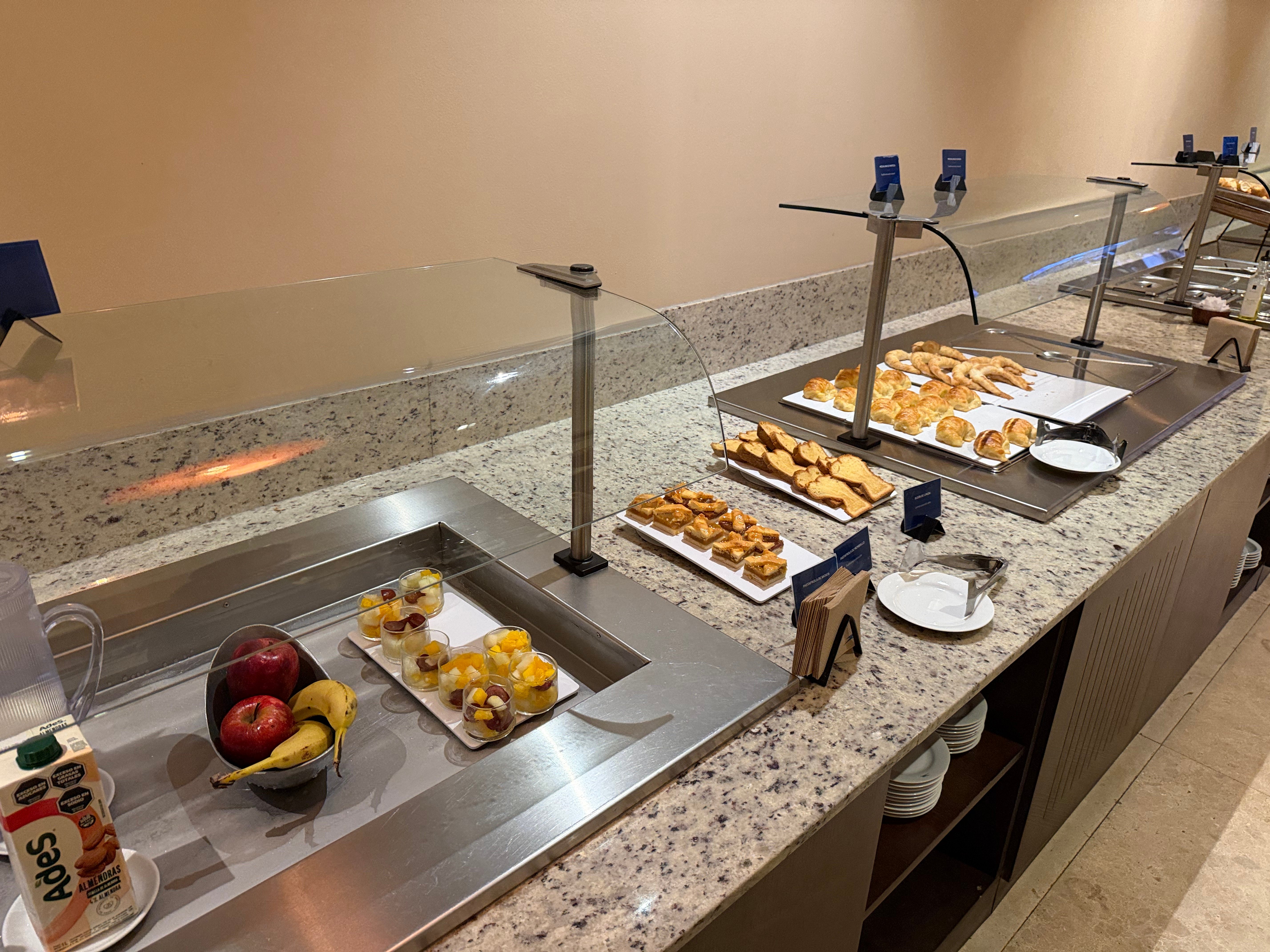 Fruit and pastries at the Aerolíneas Argentinas Condor Lounge breakfast buffet.