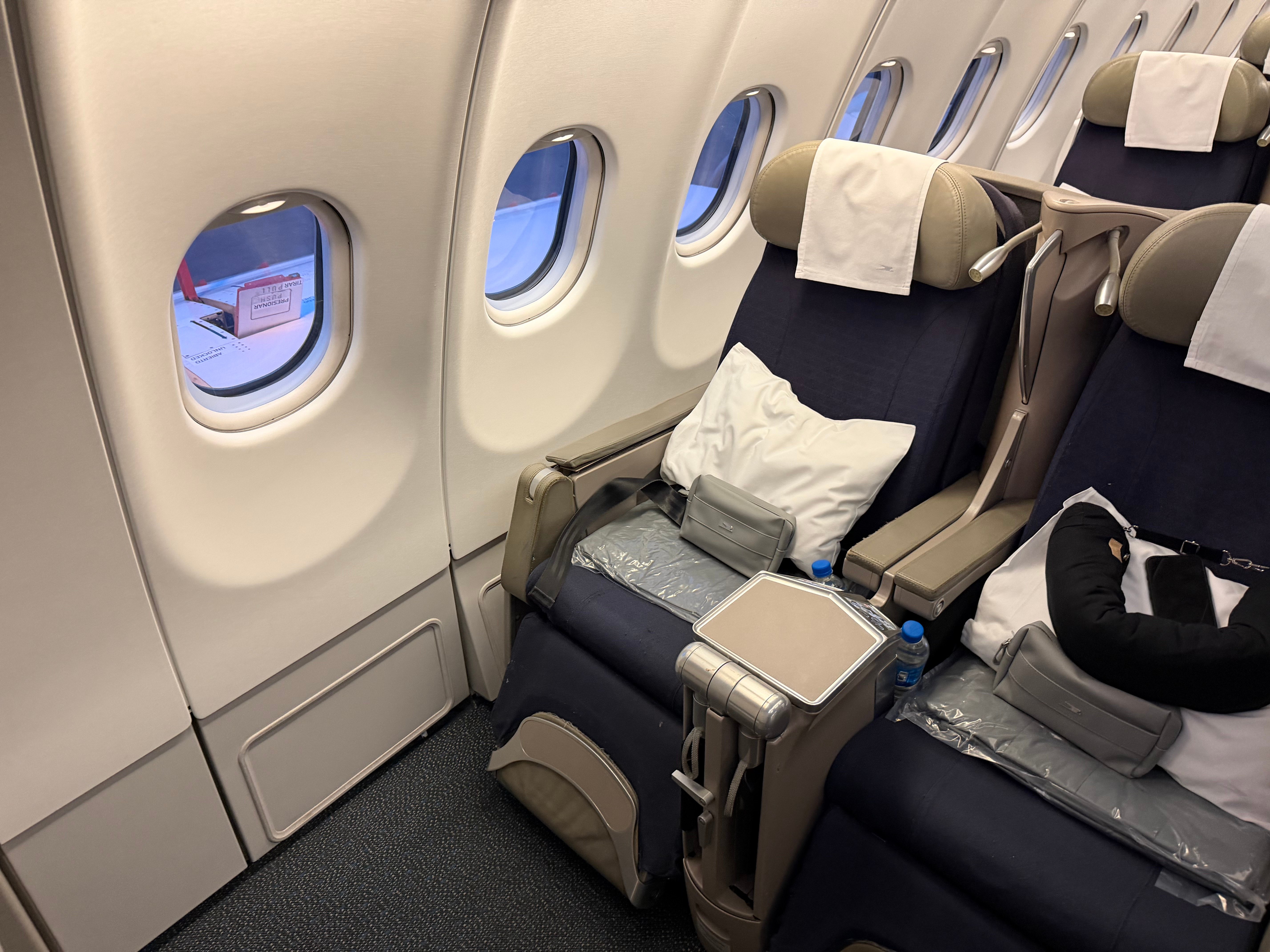 Aerolíneas Argentinas A330 Business Class seats 5G and 5H with pillows and blankets.