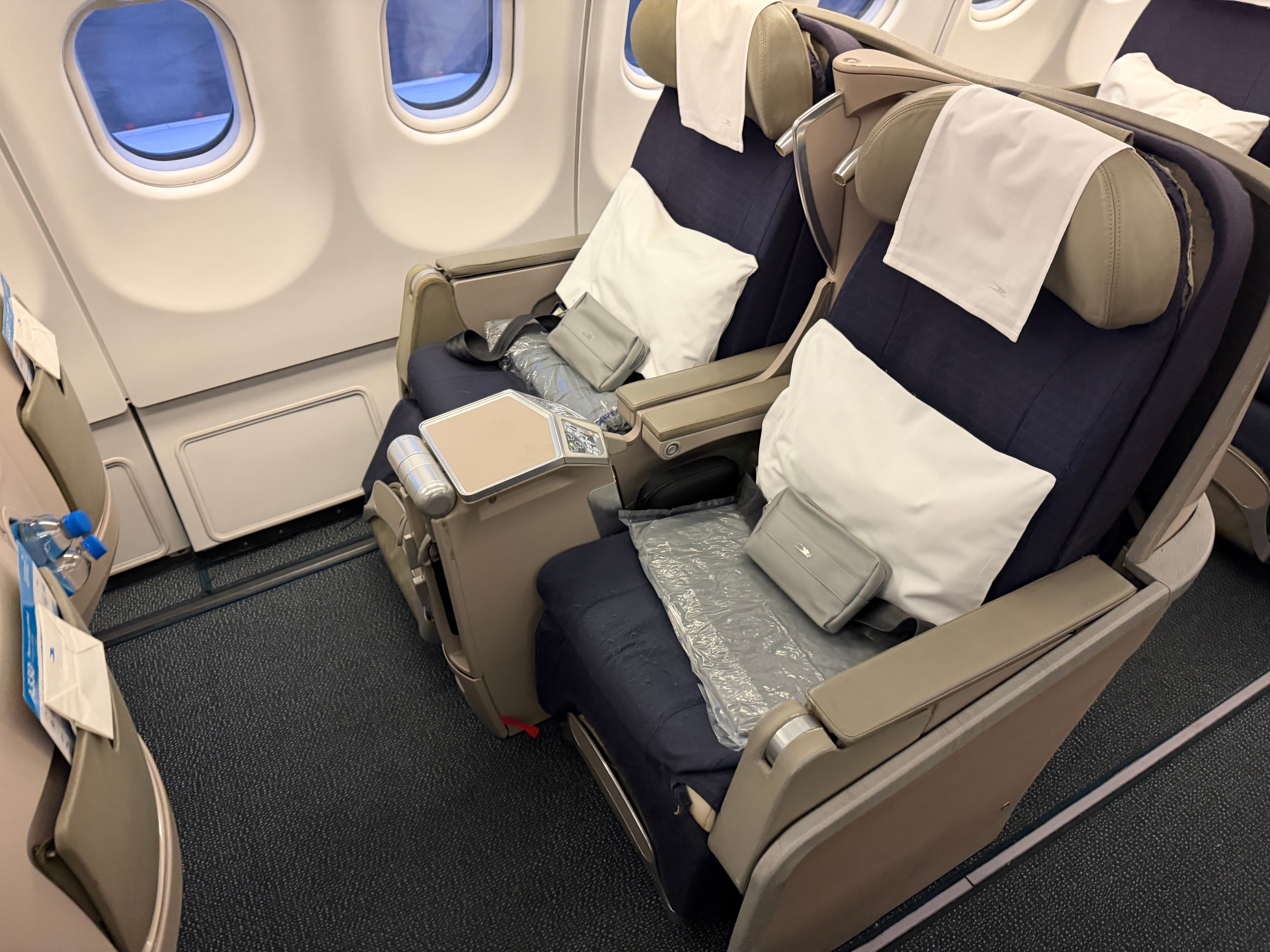 Rows of paired seats in the Aerolíneas Argentinas A330 Business Class cabin.