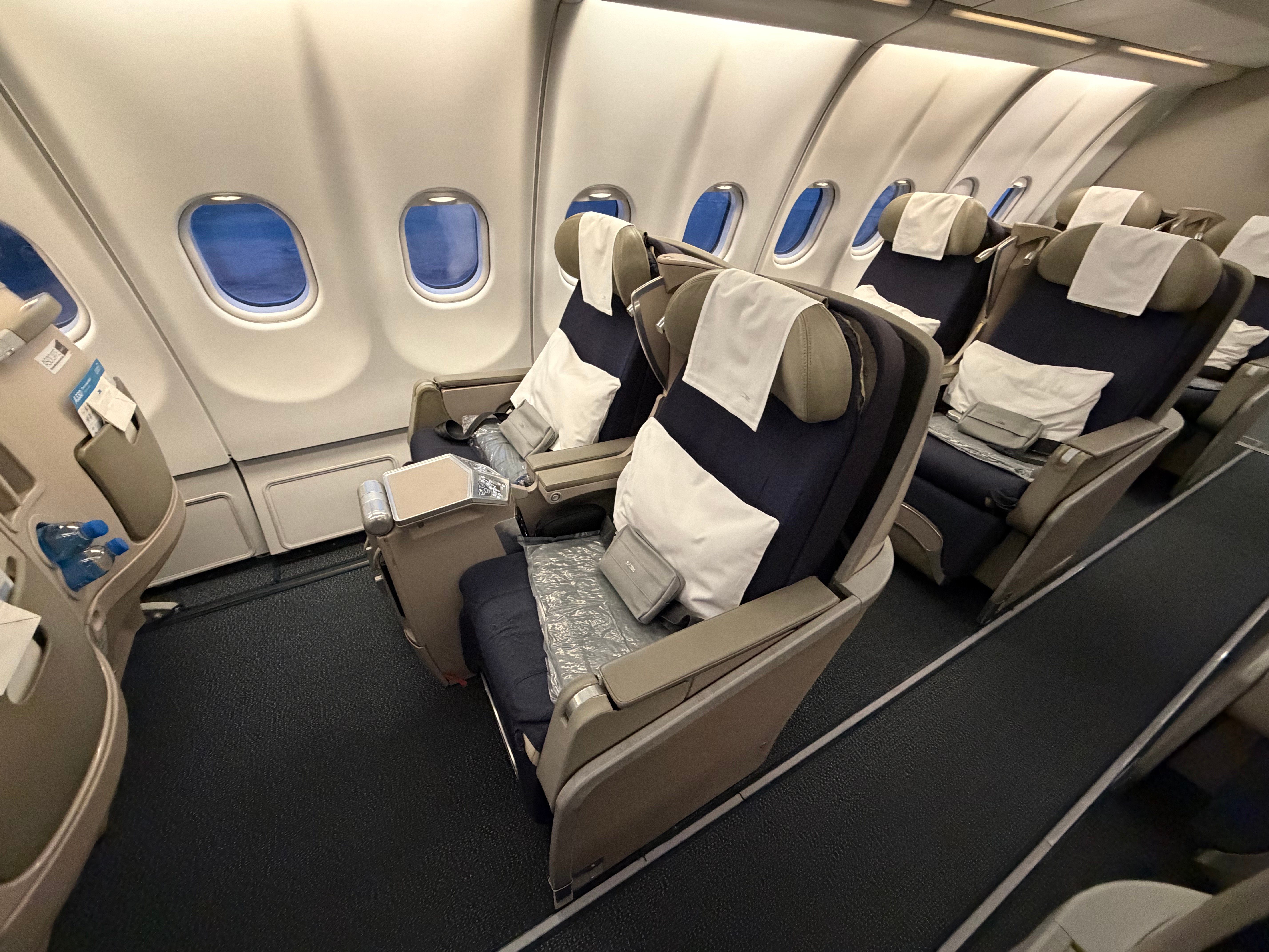 Window seat pairs in the Aerolíneas Argentinas Airbus A330 Business Class cabin.