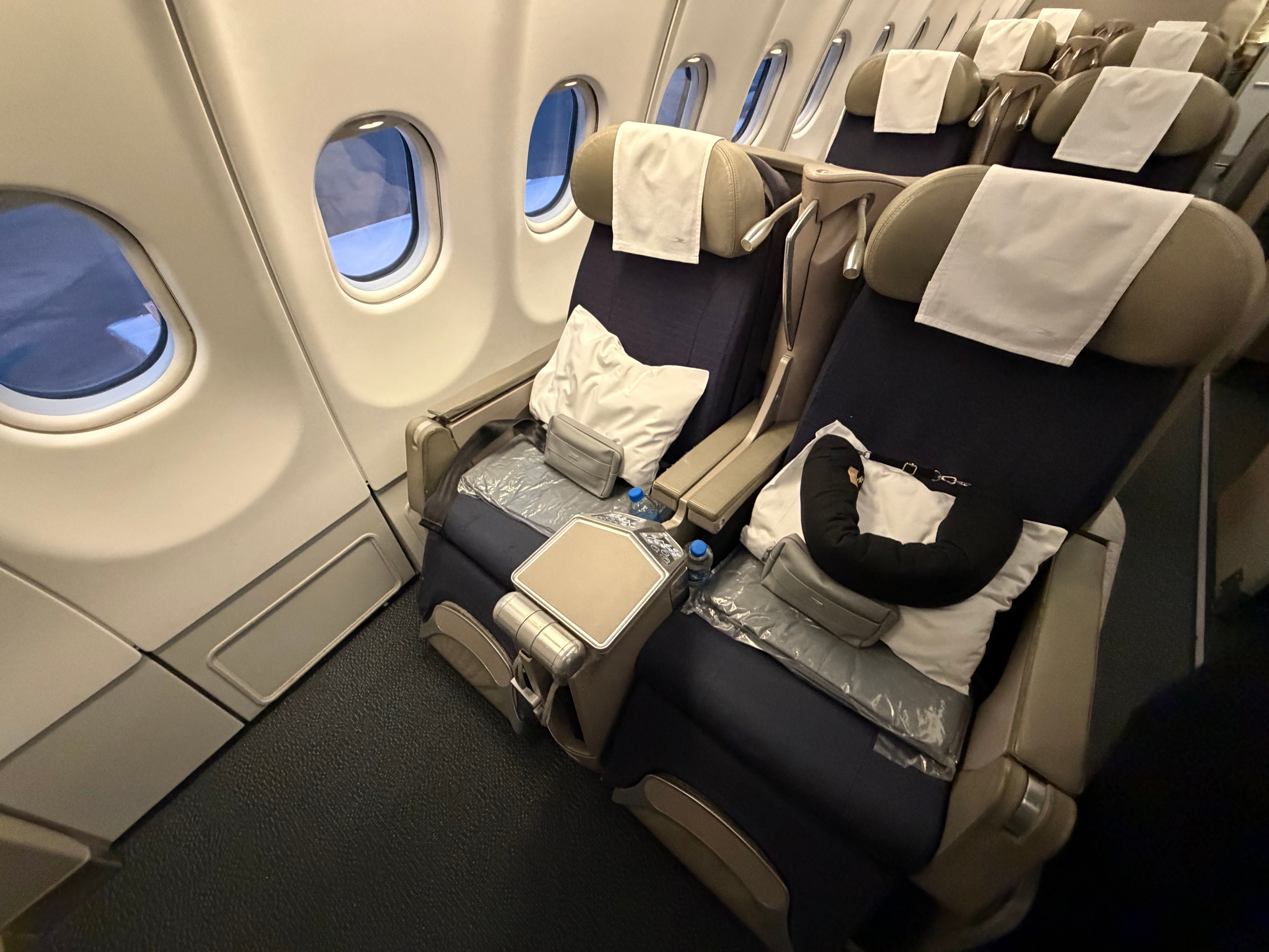 Aerolíneas Argentinas Business Class seats prepared with pillows, blankets, and amenity kits.