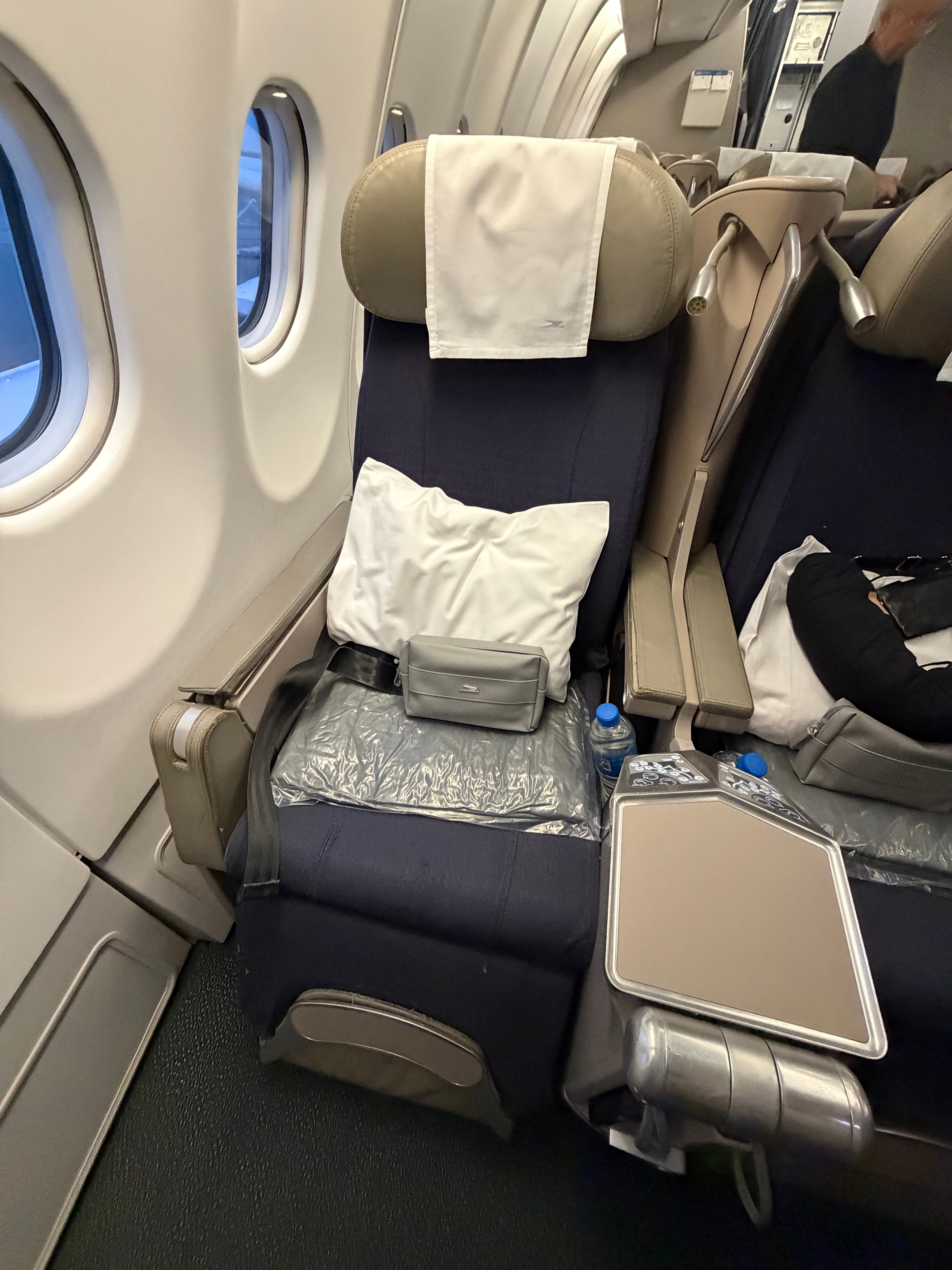 Paired center seats and shared console in Aerolíneas Argentinas A330 Business Class.