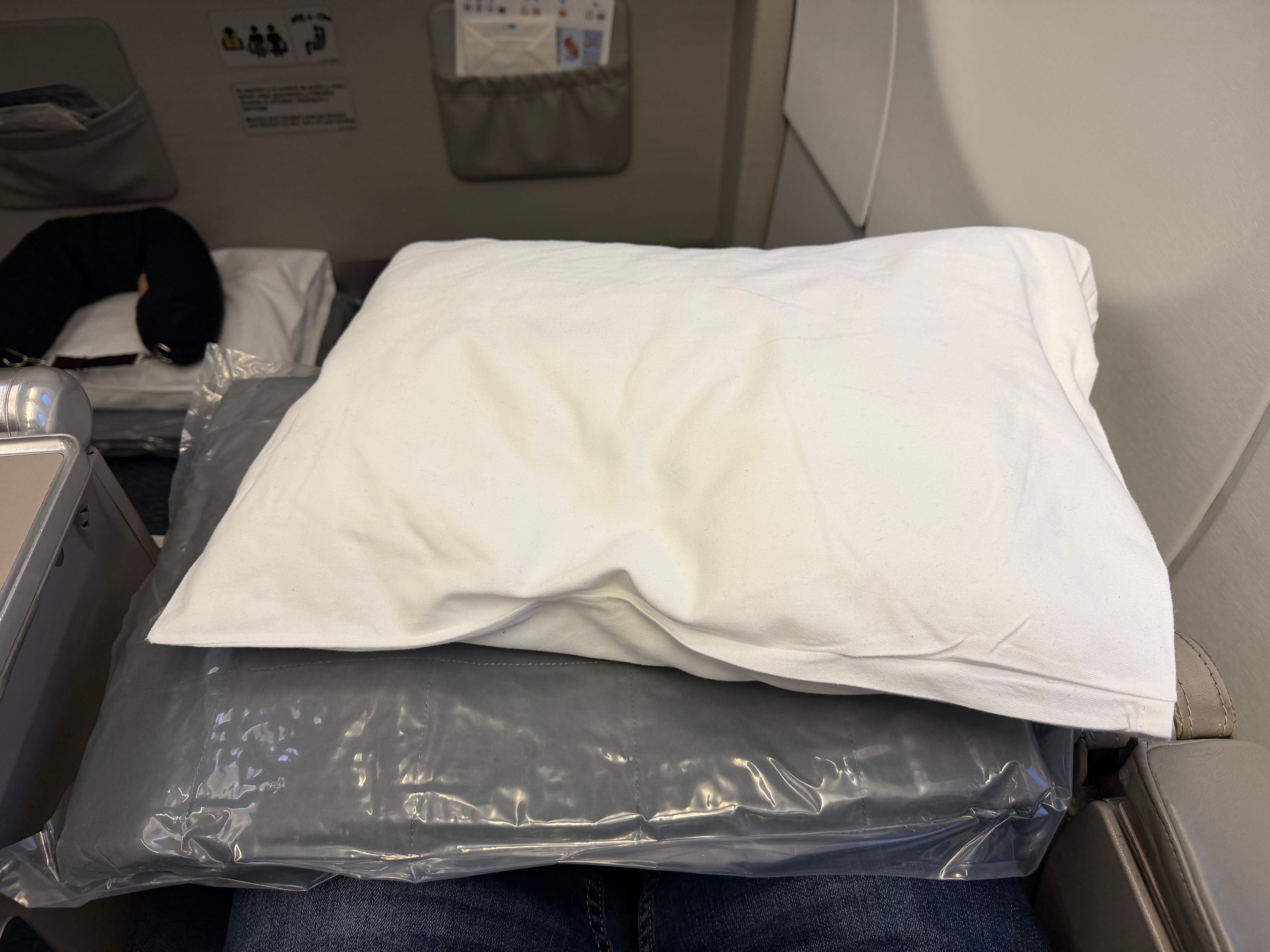 Pillow and blanket provided in Aerolíneas Argentinas Business Class.