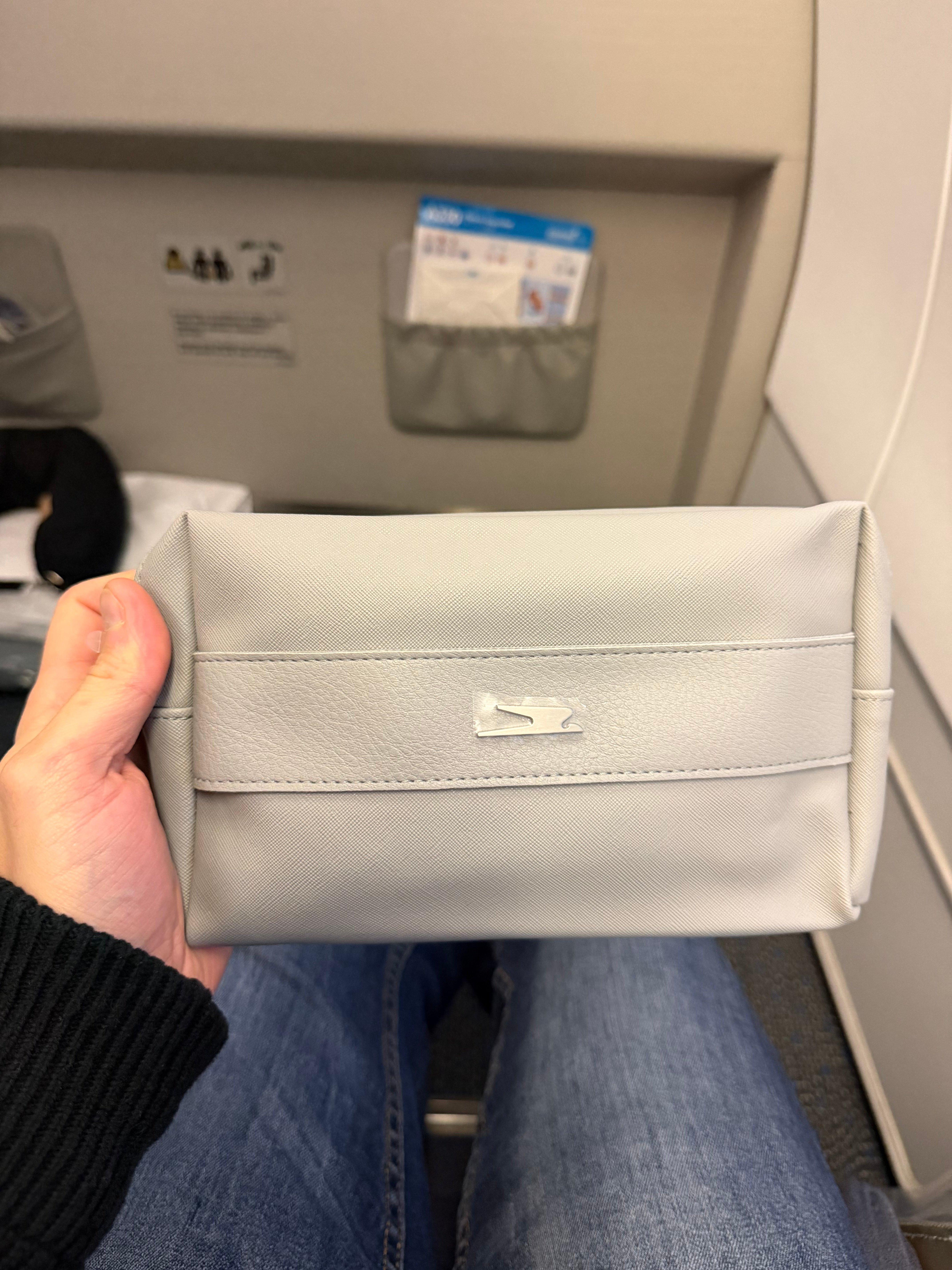 Gray amenity kit provided in Aerolíneas Argentinas Business Class.