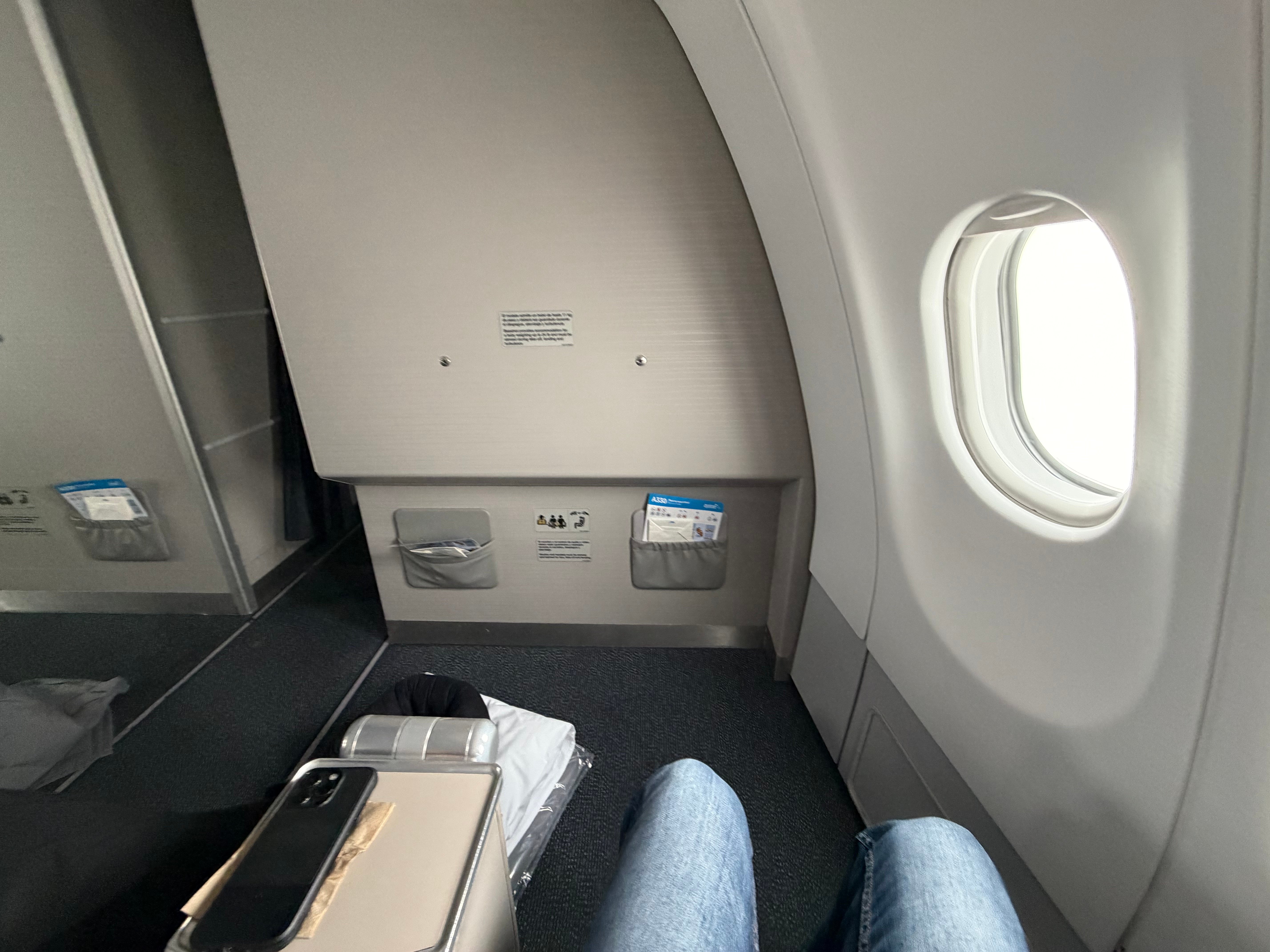 Legroom at the bulkhead window seat in Aerolíneas Argentinas A330 Business Class.