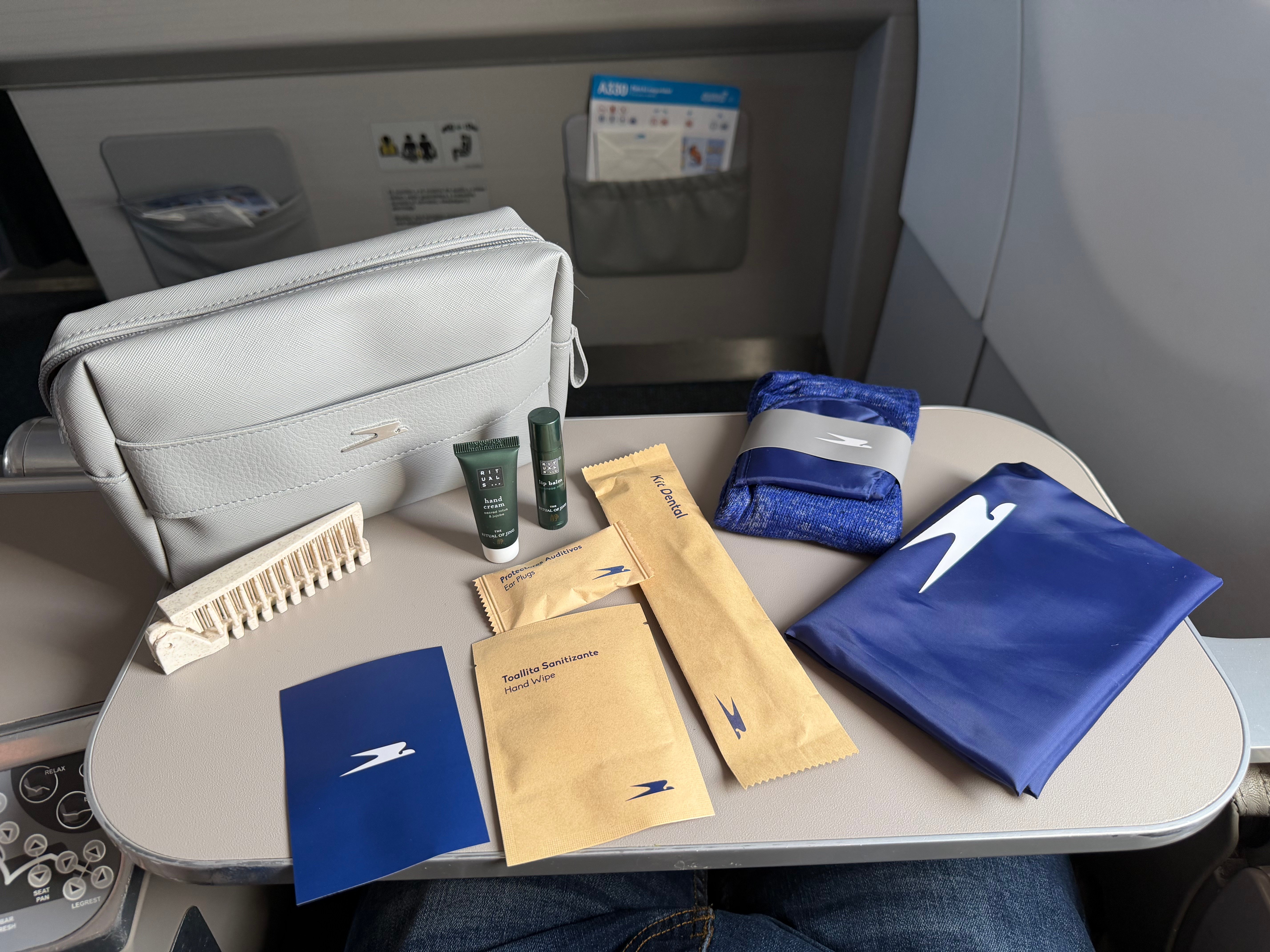 Contents of the Aerolíneas Argentinas Business Class amenity kit.