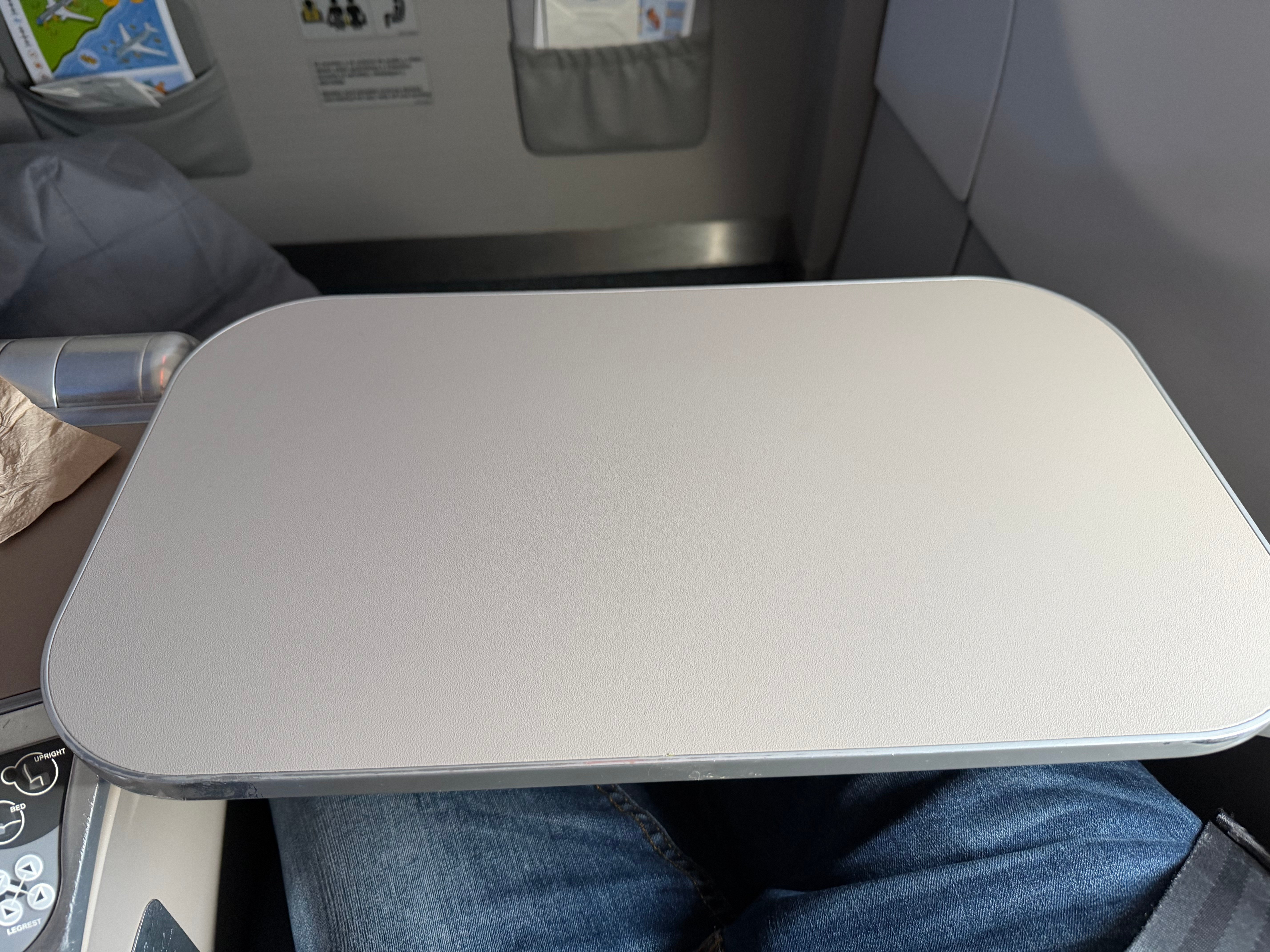 Tray table extended from the side armrest in Aerolíneas Argentinas Business Class.