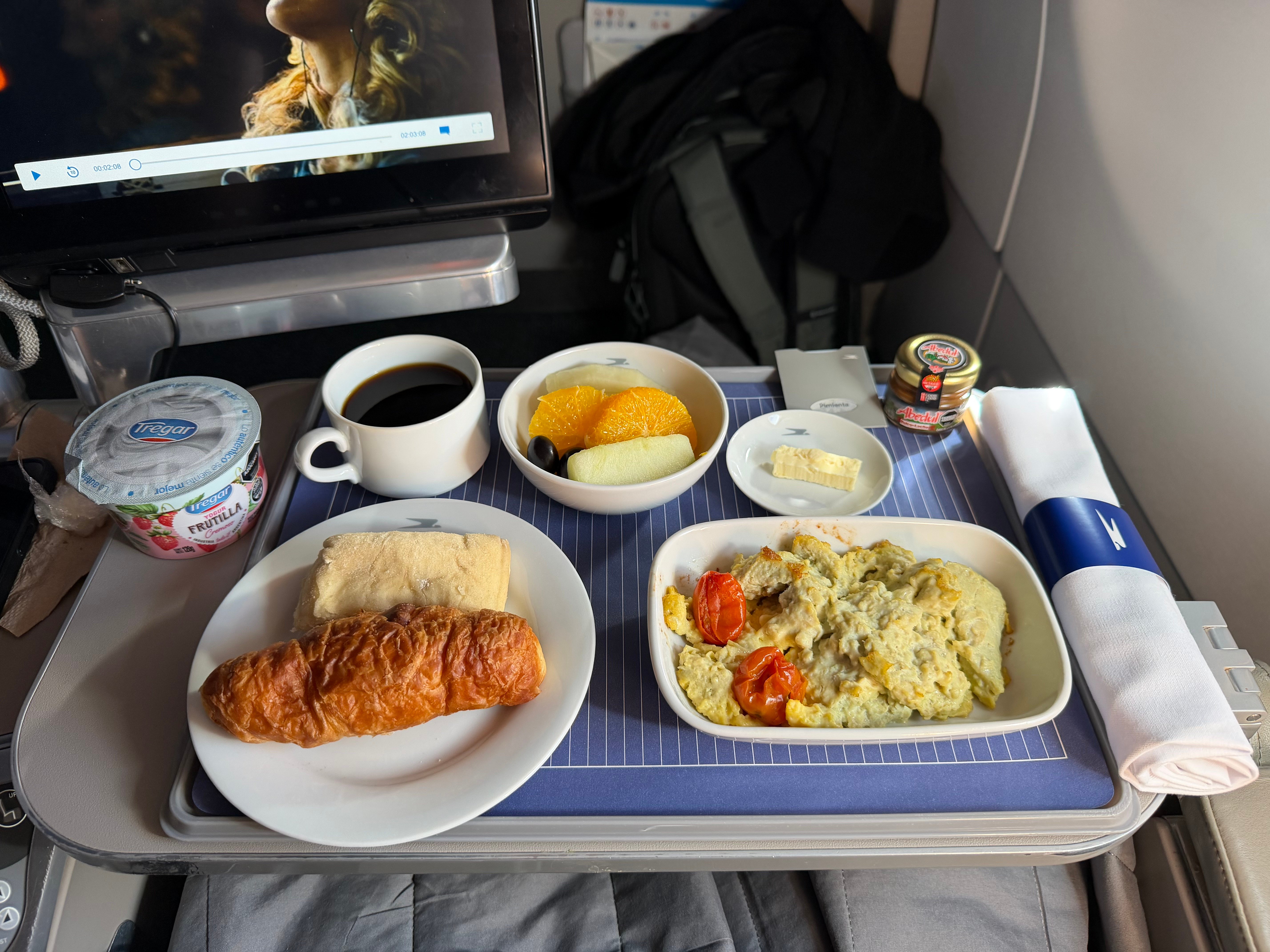 Complete breakfast tray served in Aerolíneas Argentinas Business Class.