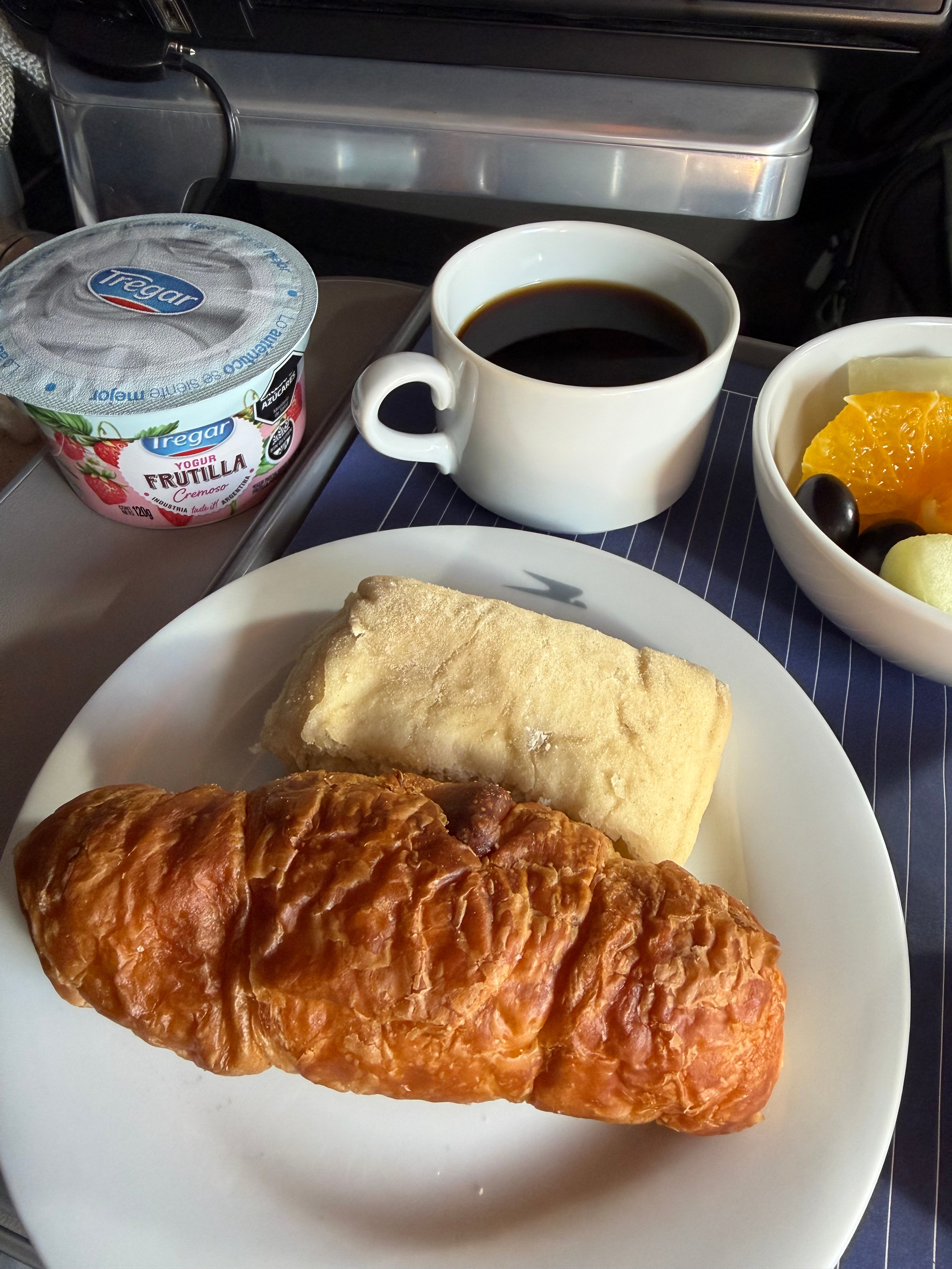 Croissant and bread served with the Aerolíneas Argentinas Business Class breakfast.