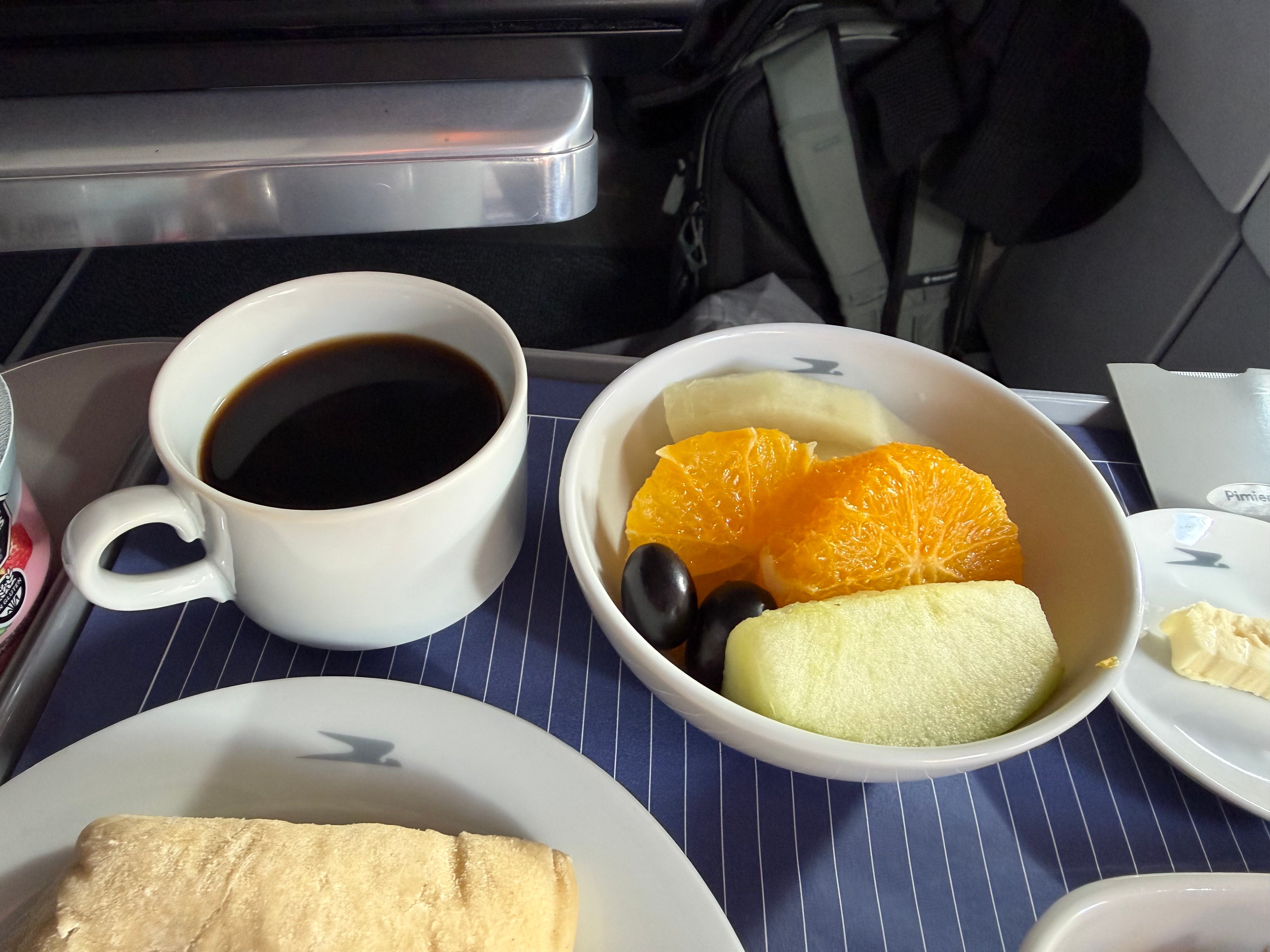 Coffee and fresh fruit served with breakfast in Aerolíneas Argentinas Business Class.