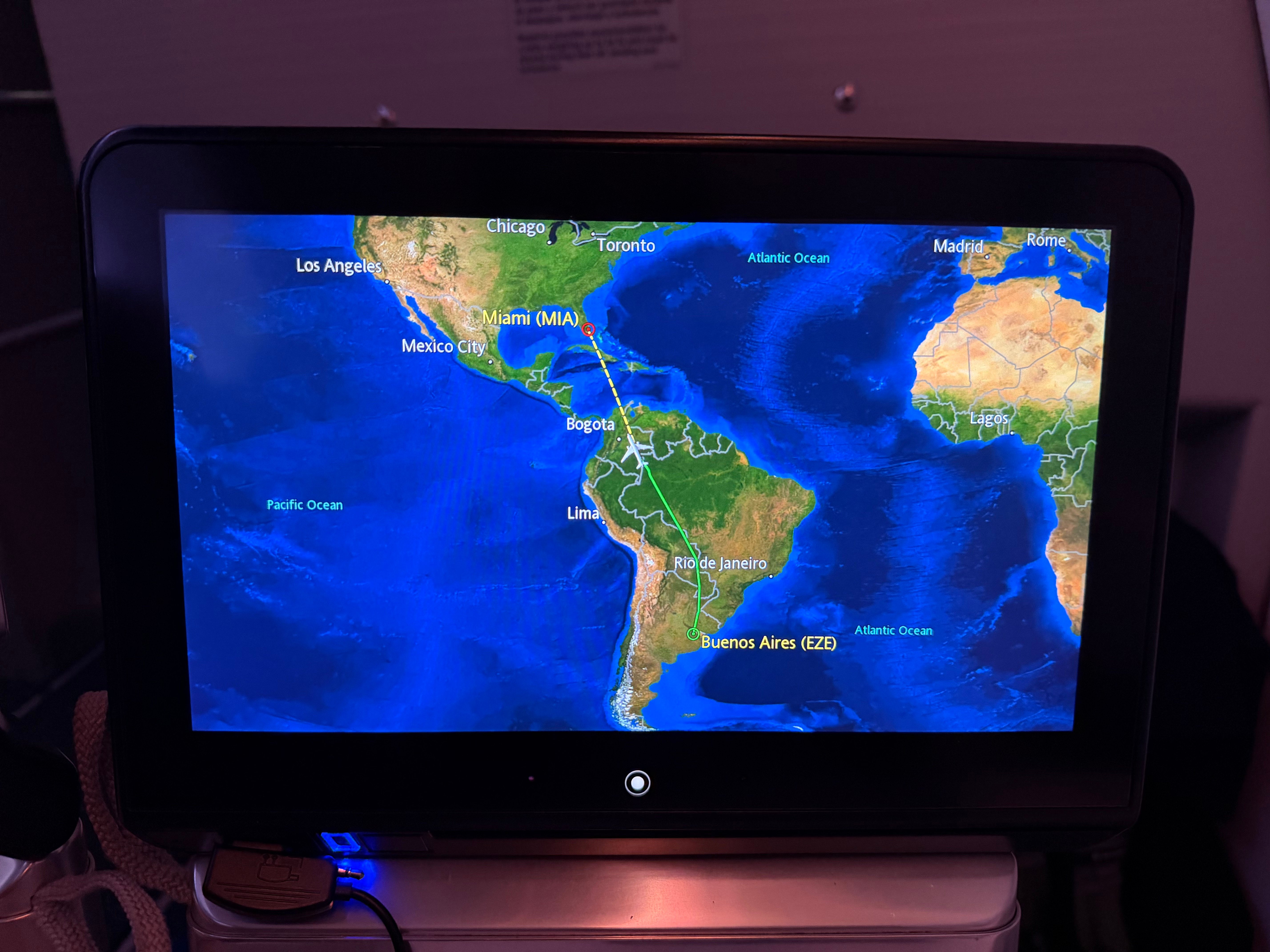 Moving map showing the Aerolíneas Argentinas A330 continuing north toward Miami.