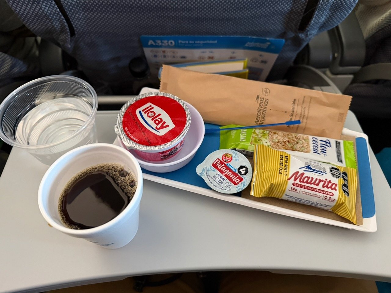 Aerolíneas Argentinas snack tray served with coffee and water.