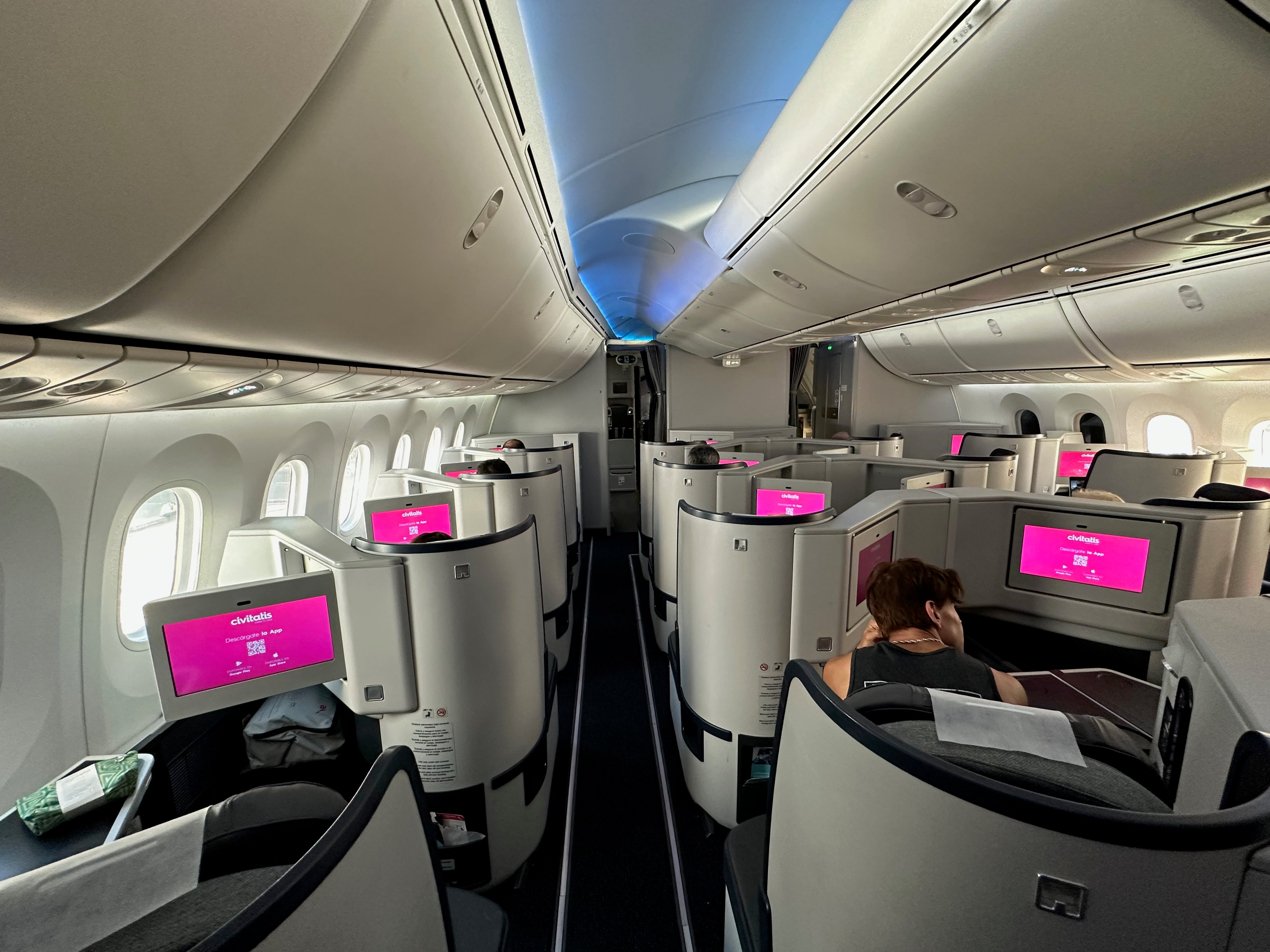 Aisle view of the previous Avianca Boeing 787 Business Class cabin.