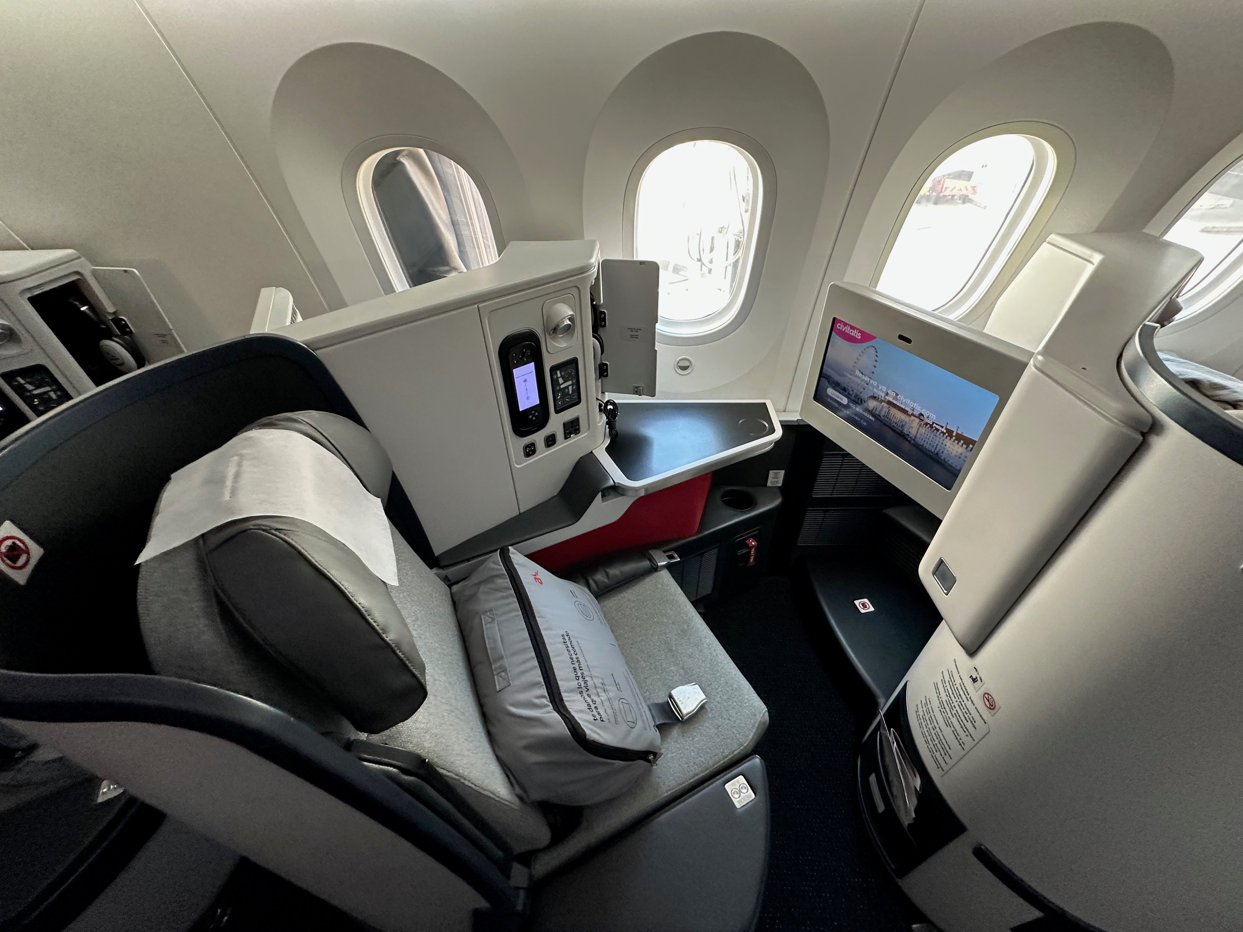 Window seat and side console in the previous Avianca 787 Business Class cabin.