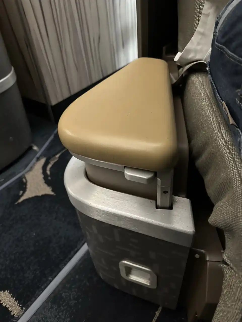 Reseña de China Airlines A350-900 en Clase Business: almacenamiento en el apoyabrazos