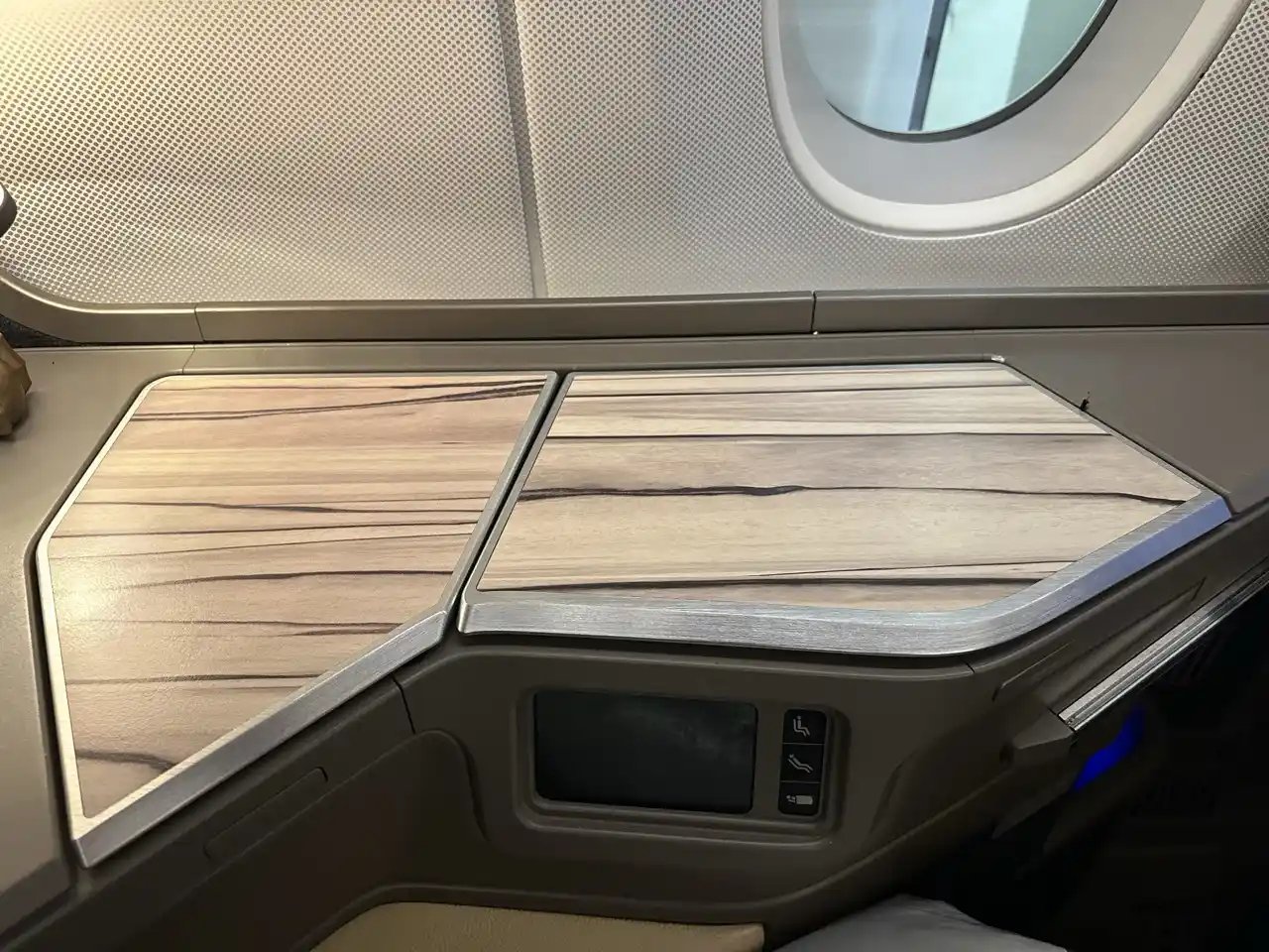 Reseña de China Airlines A350-900 en Clase Business: compartimientos a la izquierda