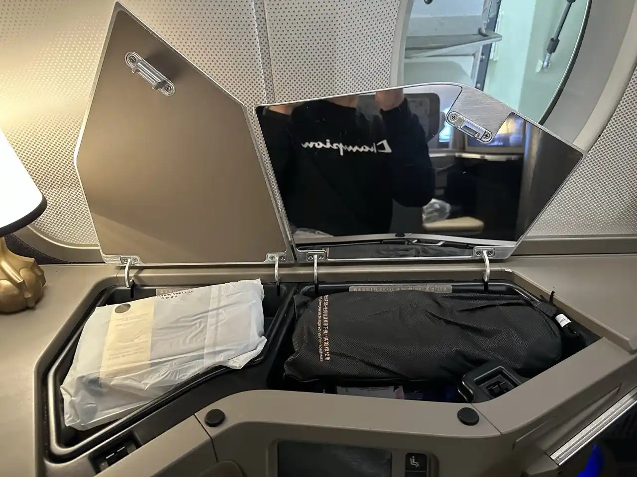 Reseña de China Airlines A350-900 en Clase Business: compartimientos a la izquierda