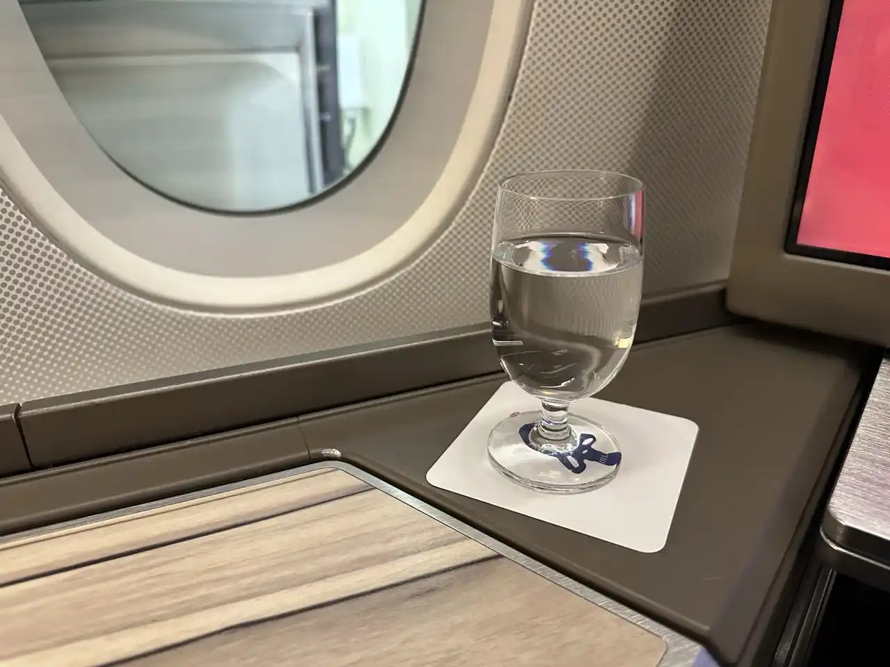 Reseña de China Airlines A350-900 en Clase Business: bebida de bienvenida