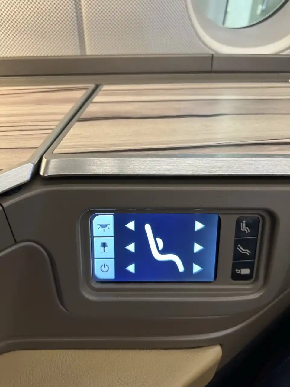 Reseña de China Airlines A350-900 en Clase Business: controles de asiento