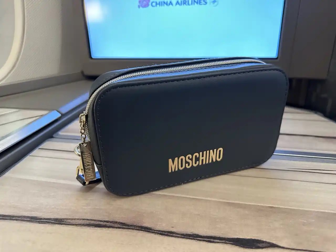 Reseña de China Airlines A350-900 en Clase Business: kit de amenidades Moschino