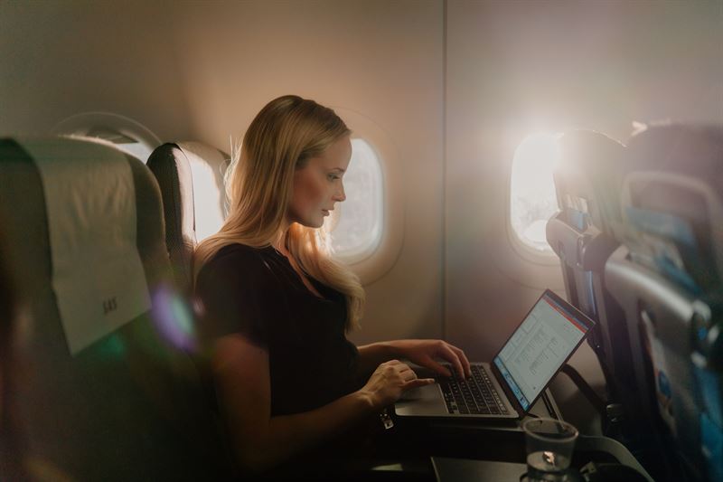 Passenger using a laptop onboard a SAS aircraft