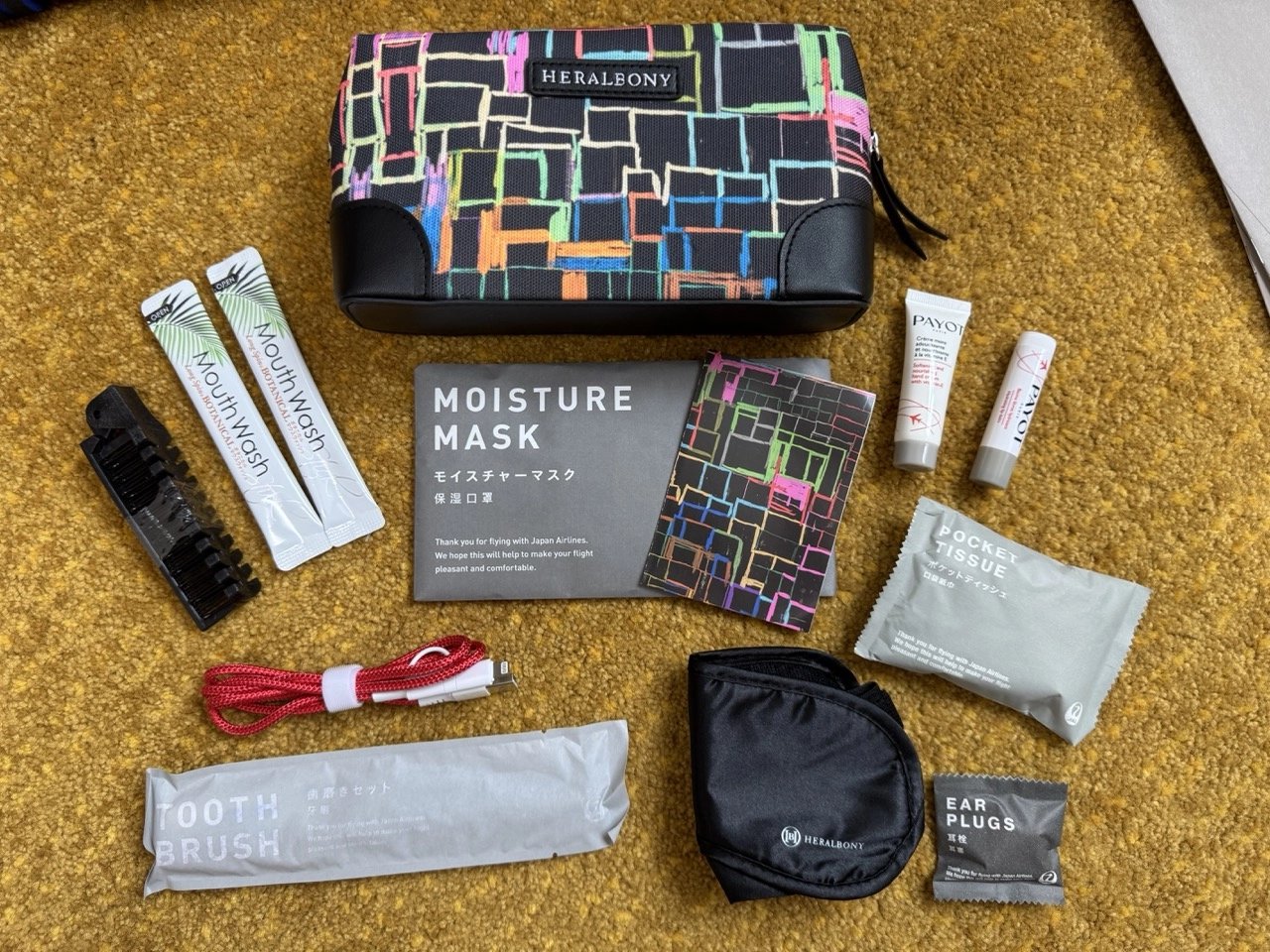 Contents of the JAL First Class amenity kit