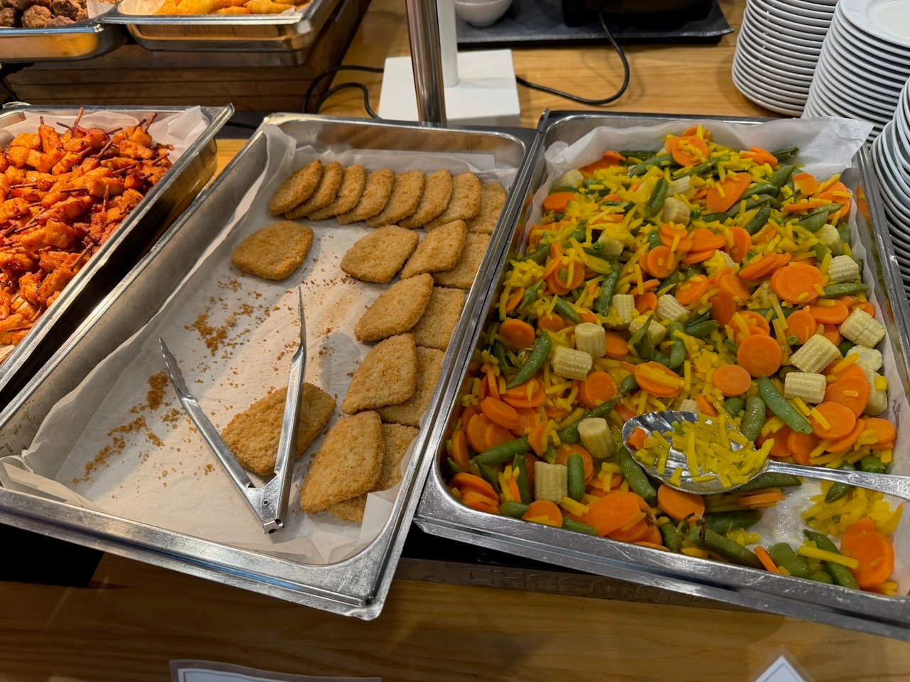 Stockholm pearl lounge hot food trays on the KLM Amsterdam to Buenos Aires review.