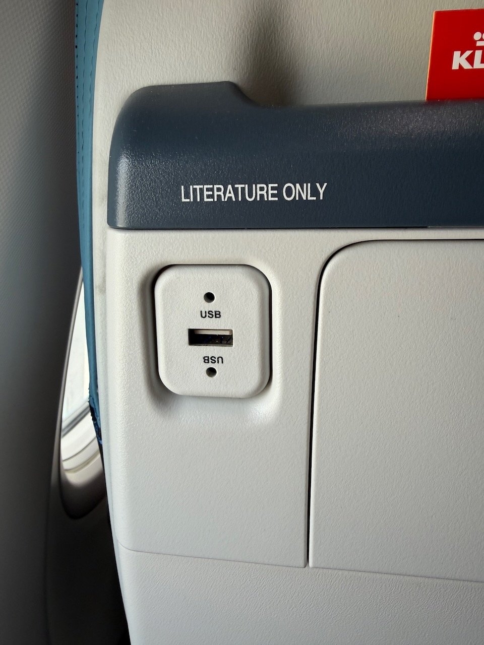 KLM ARN AMS USB power port on the KLM Amsterdam to Buenos Aires review.