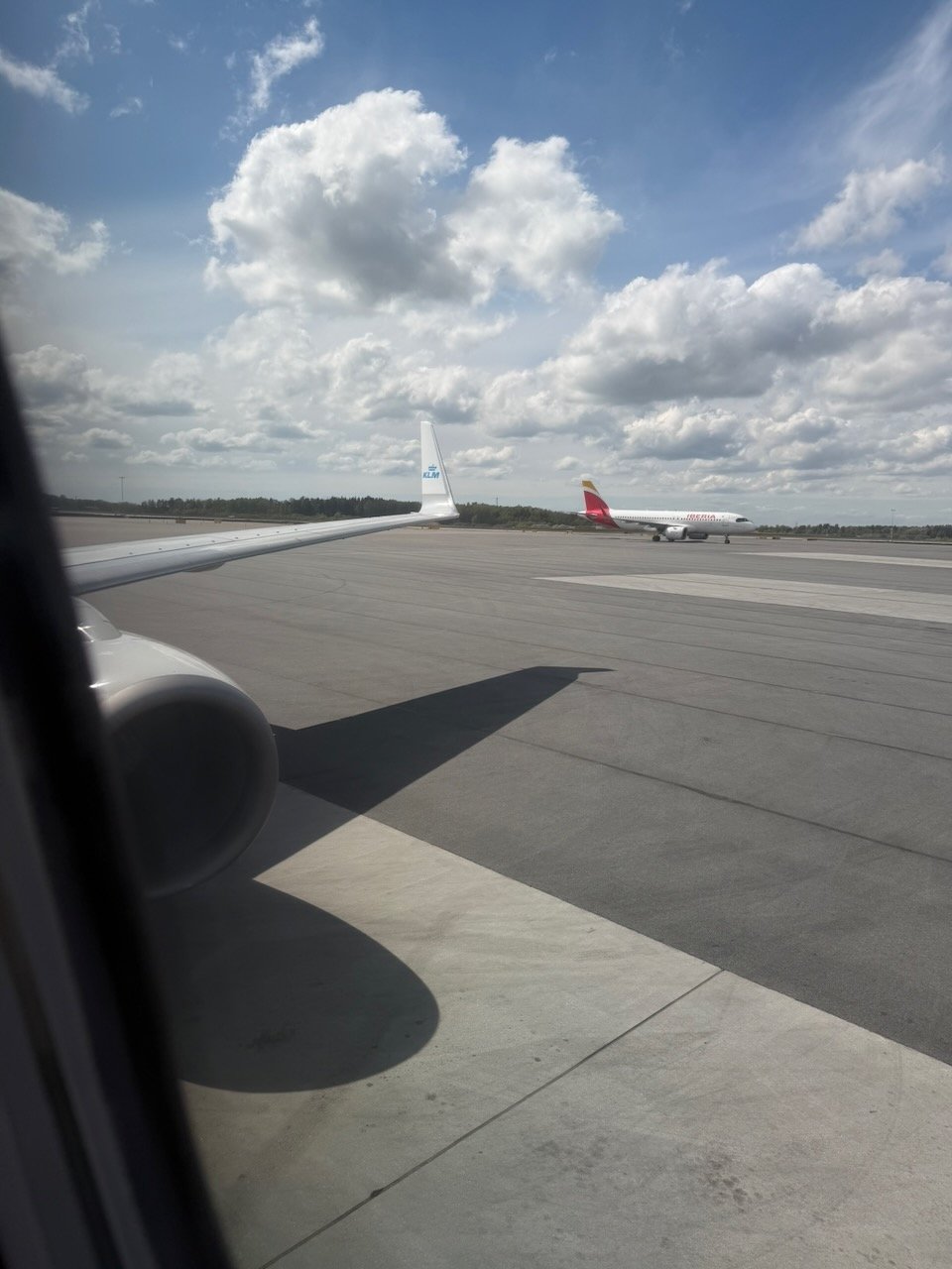 Stockholm ARN taxi wing view on the KLM Amsterdam to Buenos Aires review.