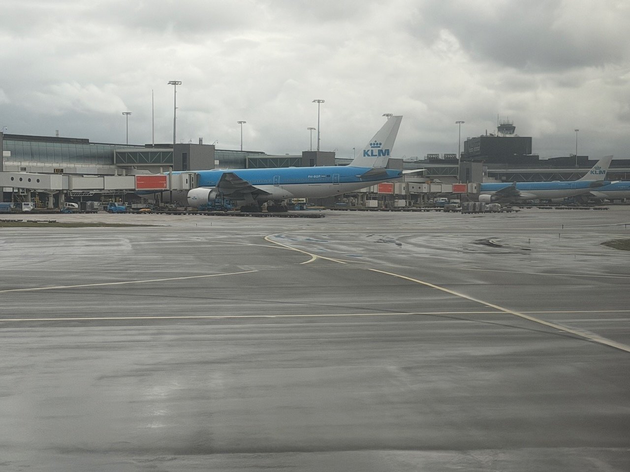 Amsterdam Schiphol taxi to gate on the KLM Amsterdam to Buenos Aires review.