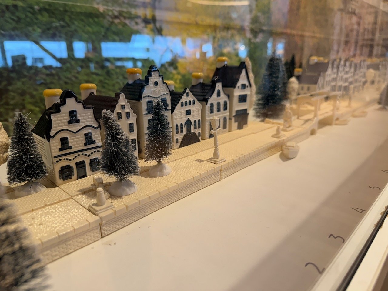Amsterdam KLM crown lounge Delft house display on the KLM Amsterdam to Buenos Aires review.