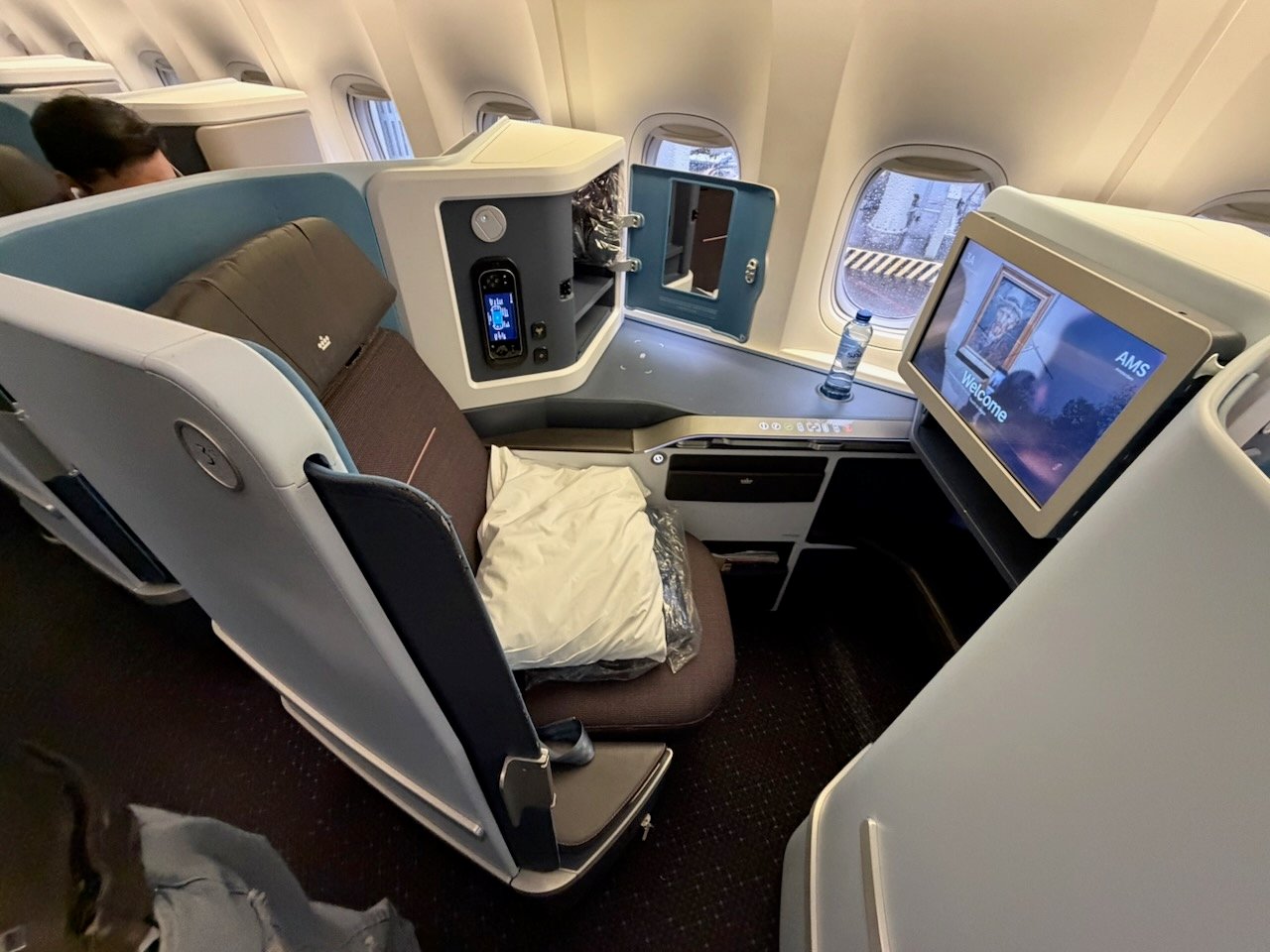 KLM AMS EZE world business class seat on the KLM Amsterdam to Buenos Aires review.