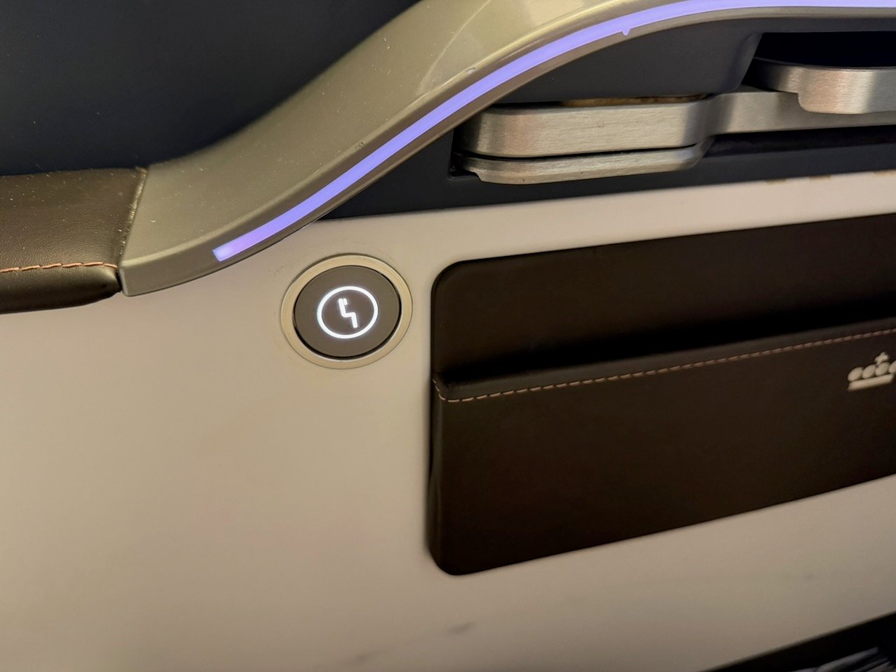 KLM AMS EZE storage compartment on the KLM Amsterdam to Buenos Aires review.